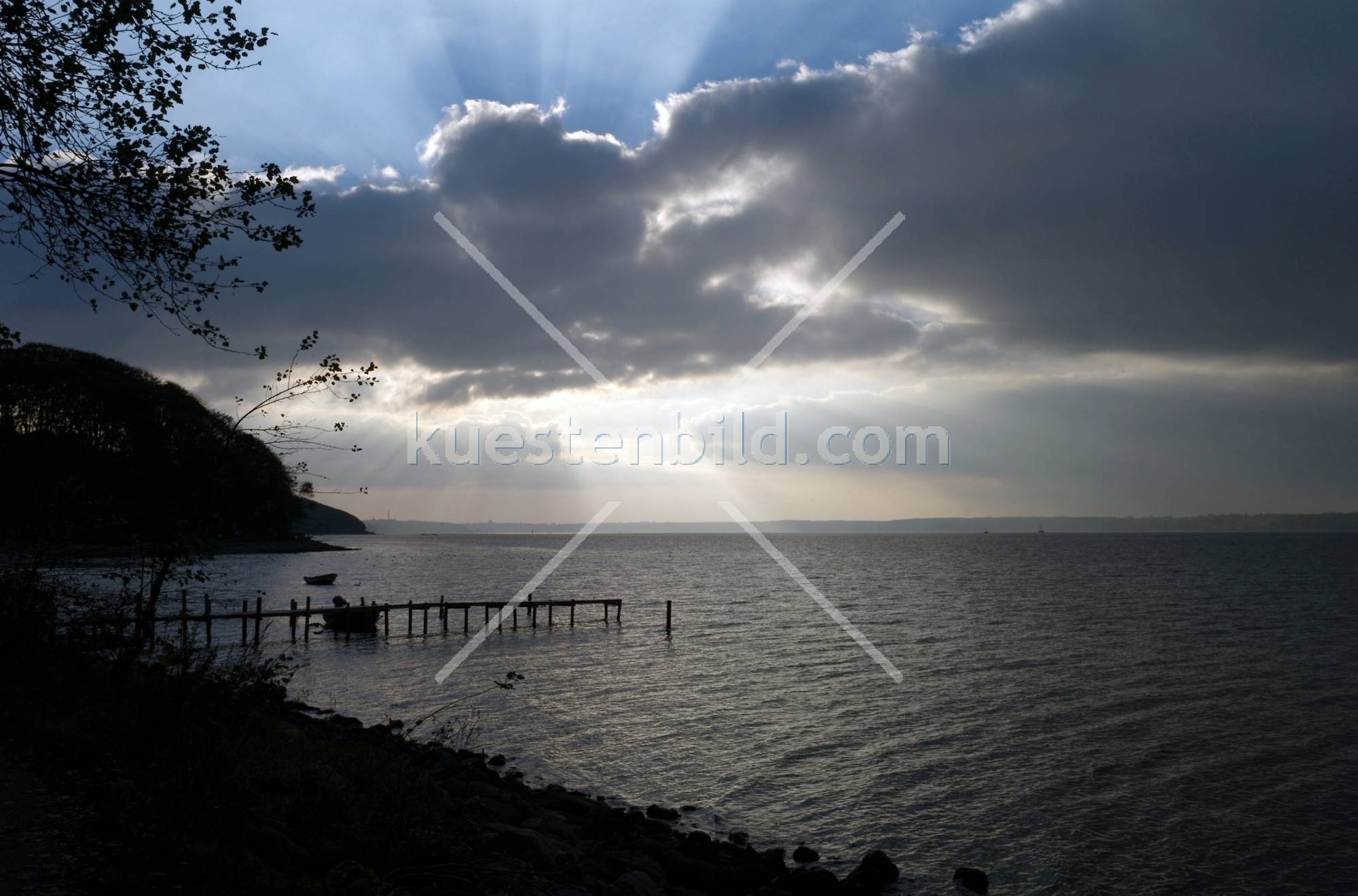 Förde mit Steg im Abendlicht