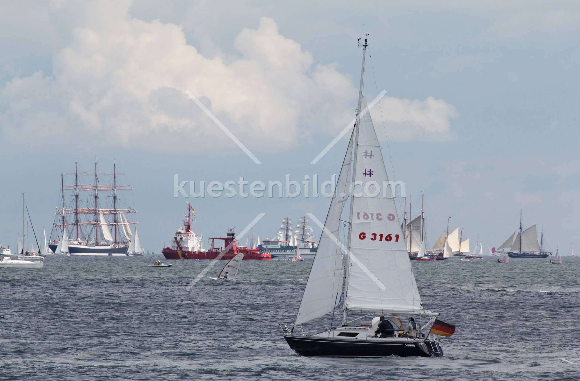 Segelboot vor Frdekulisse