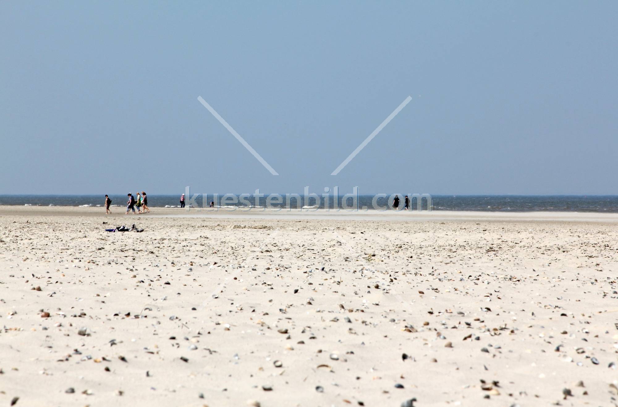 Muschelstrand mit Menschen