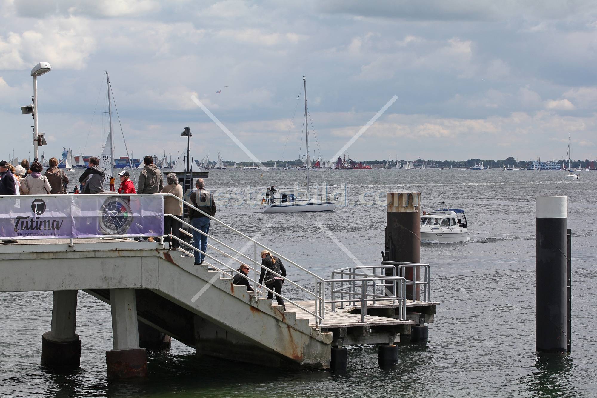 Zuschauer auf Brcke