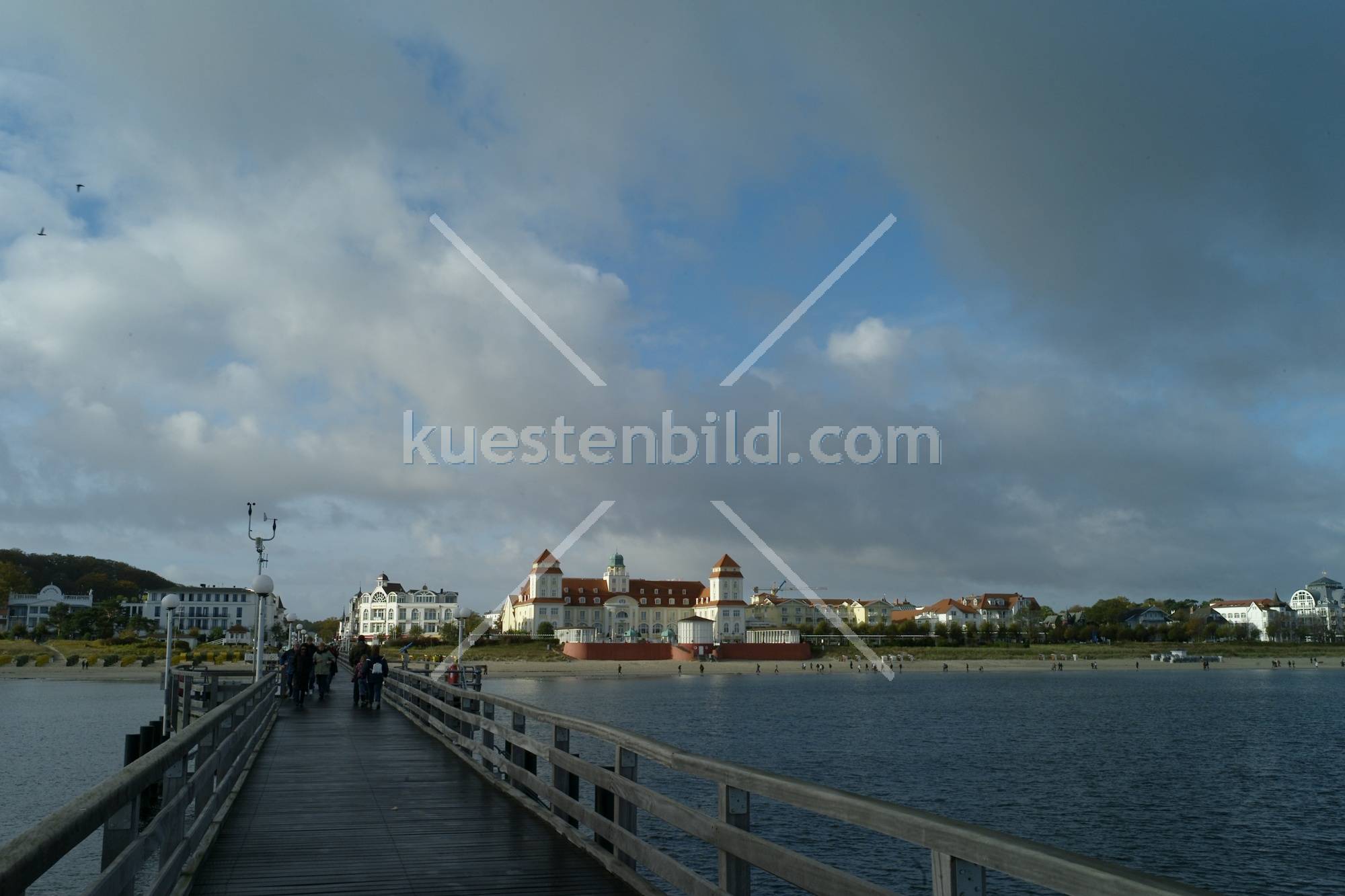 Binz, Blick von der Seebrcke auf Strand, Kurhaus und Ort