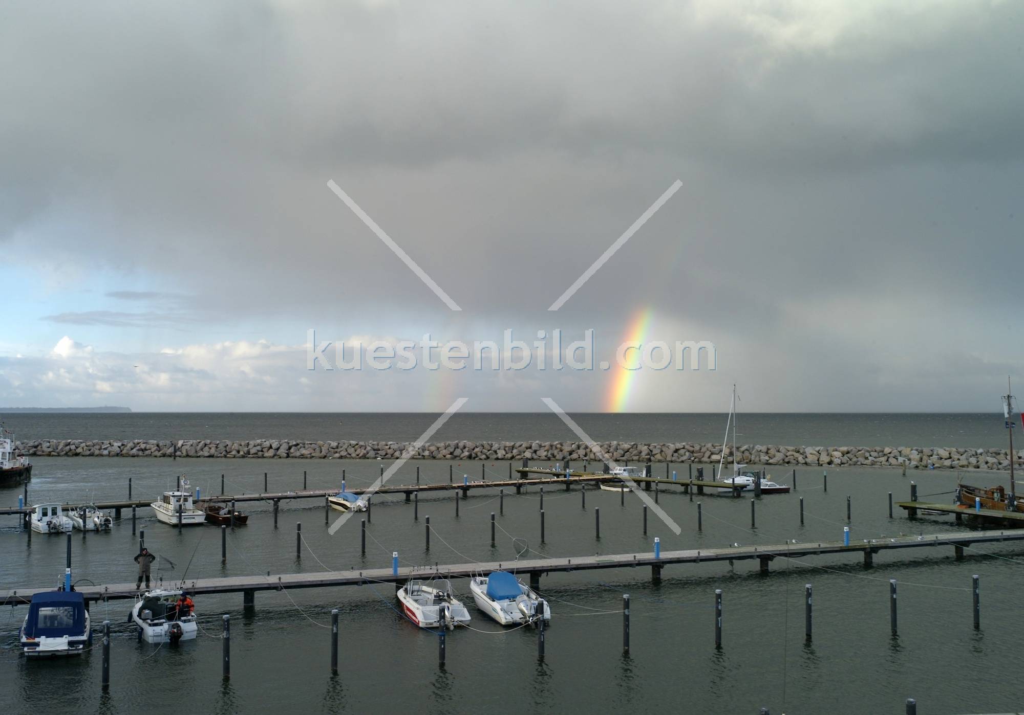 Glowe, Regenbogen über Hafen
