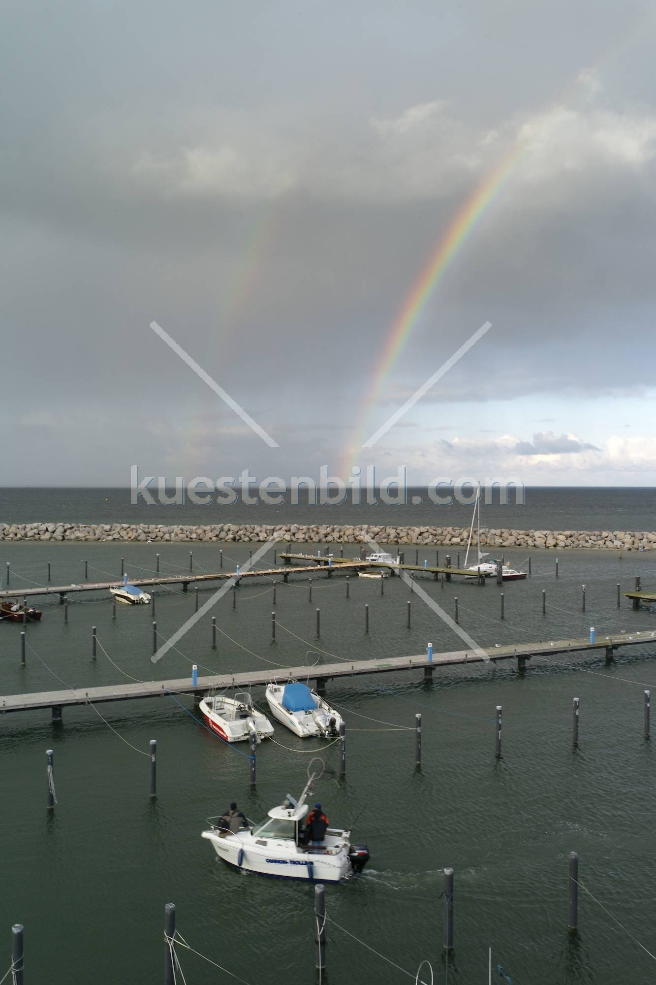 Glowe, Angelboot vor Regenbogen