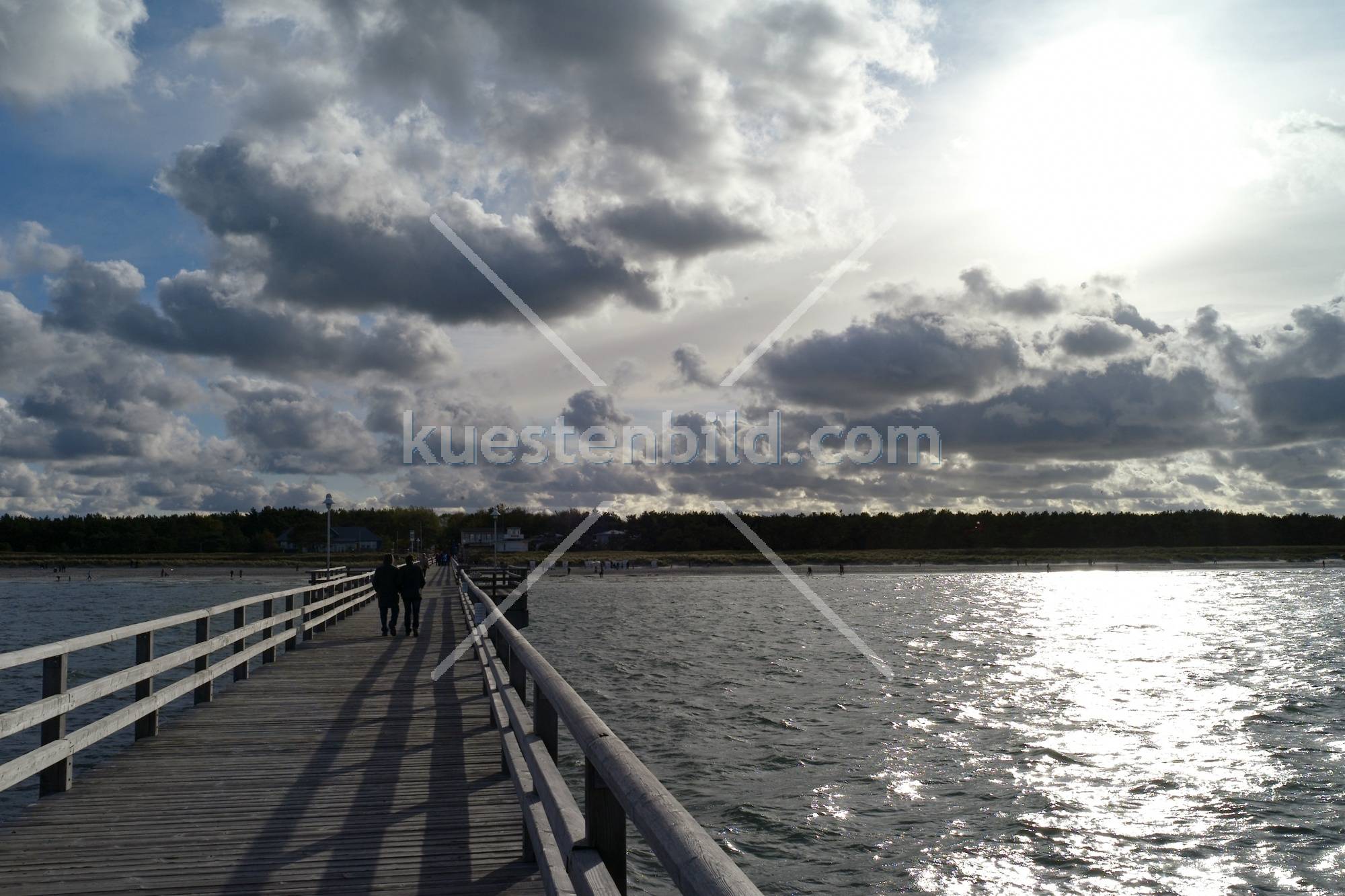 Seebrücke Prerow im Gegenlicht
