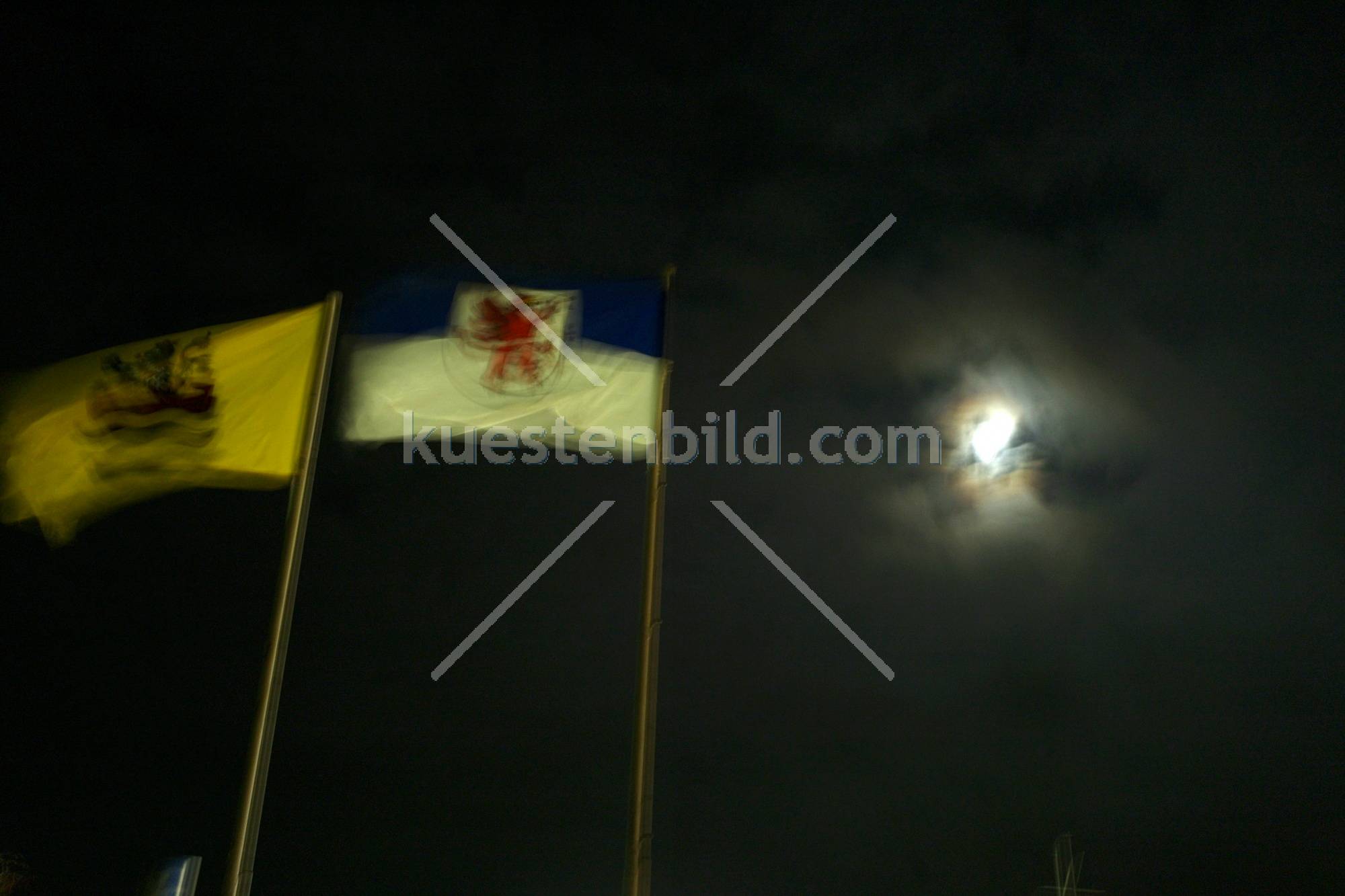Flaggen an der Binzer Strandpromenade im Mondlicht