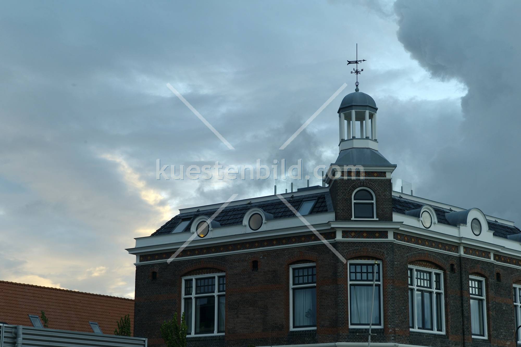 Husergiebel vor Abendhimmel