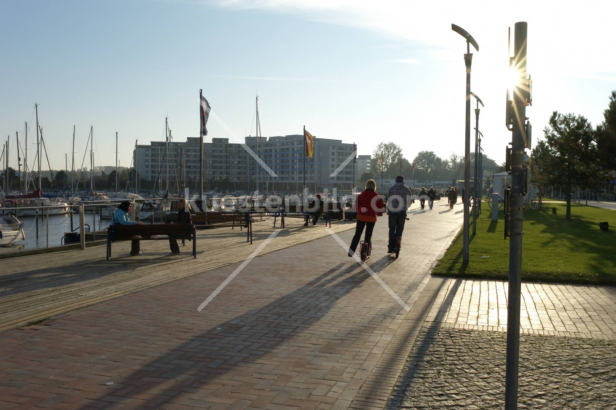 Promenade Damp im Gegenlicht