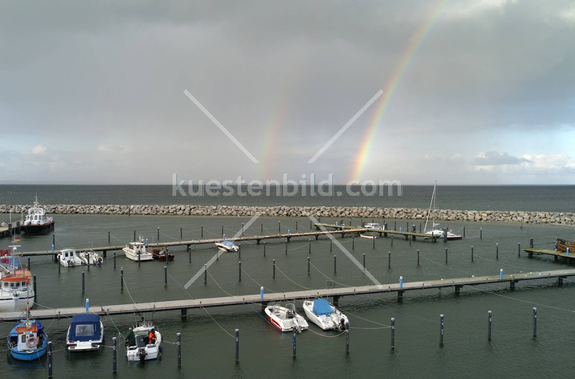 Glowe, Hafen mit Regenbogen