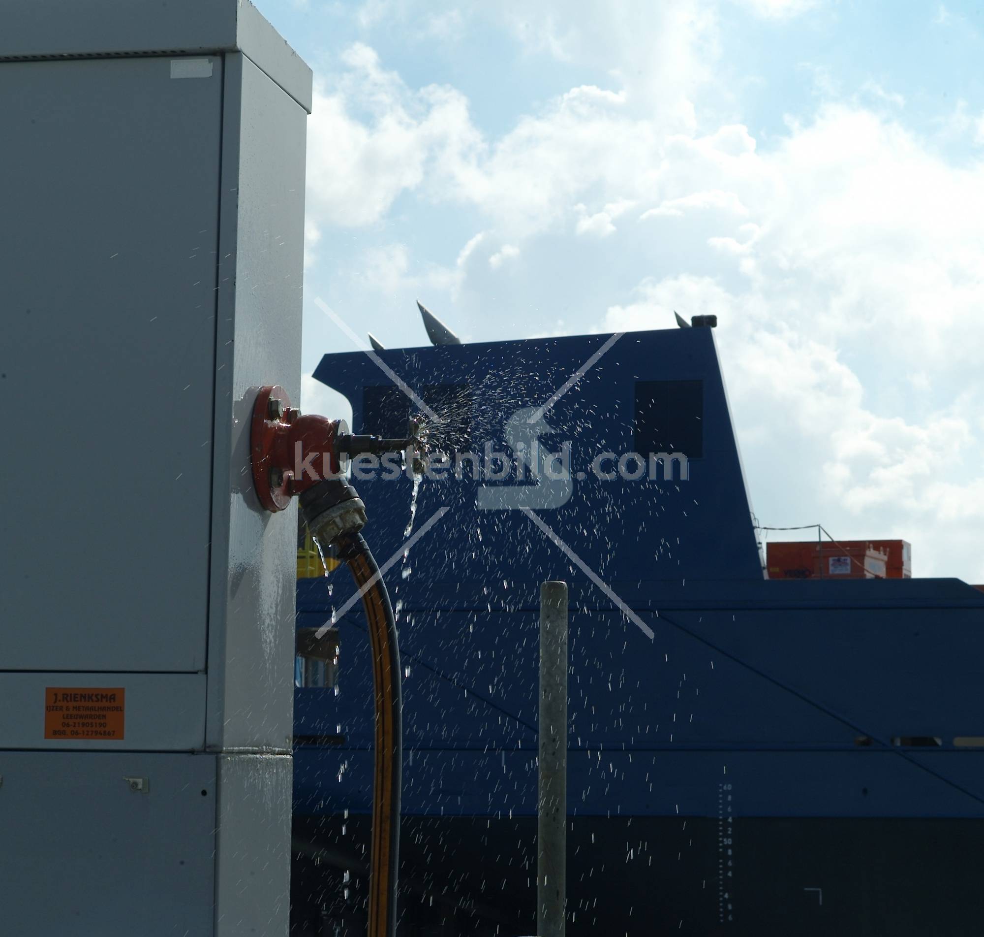 Wasserschlauch mit sprhenden Tropfen