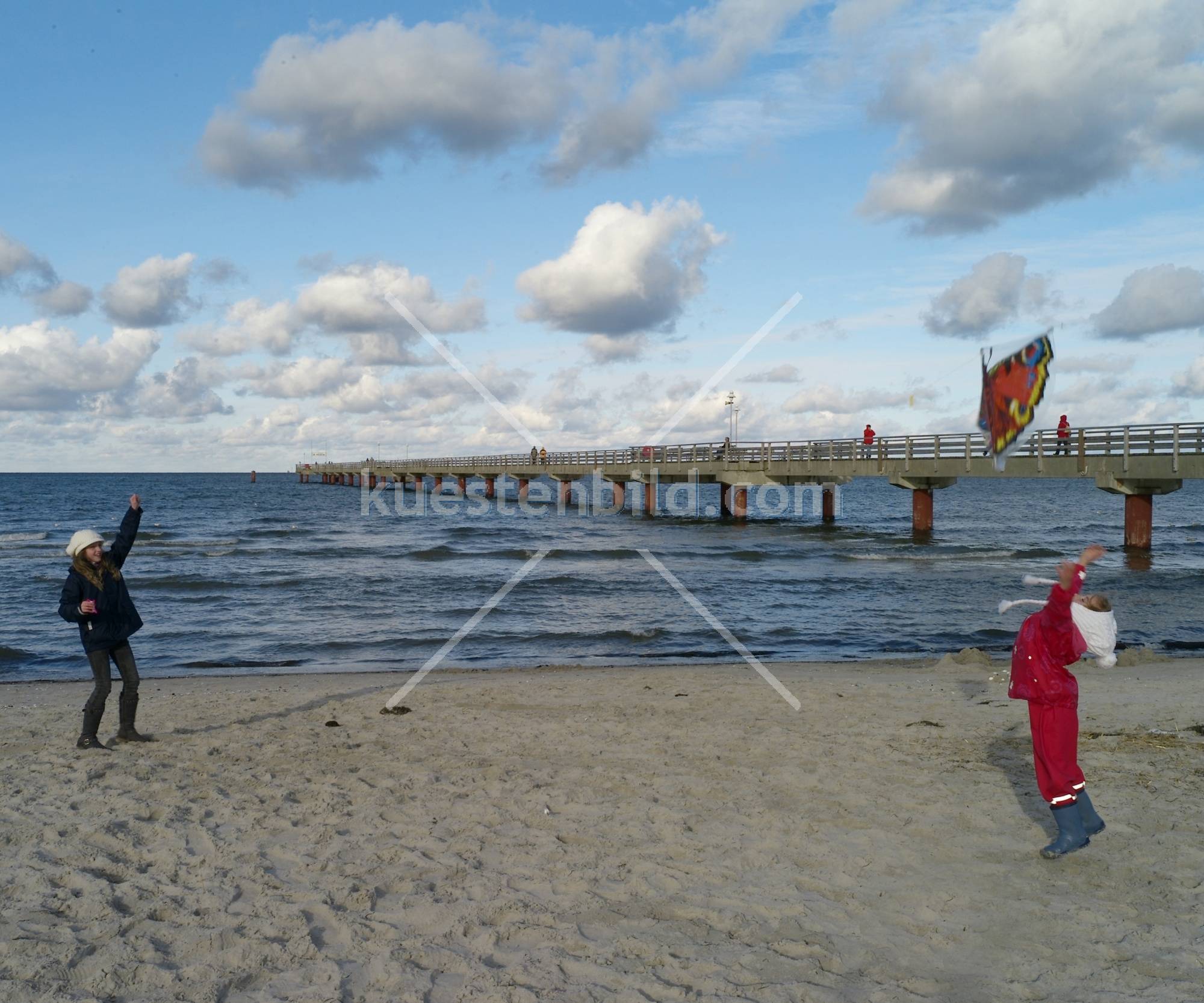 Kinder mit Drachen an der Seebrücke Prerow
