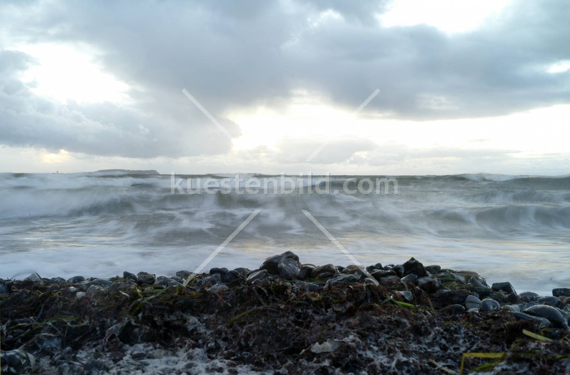 Strmische Ostsee mit Blick Richtung Hiddensee