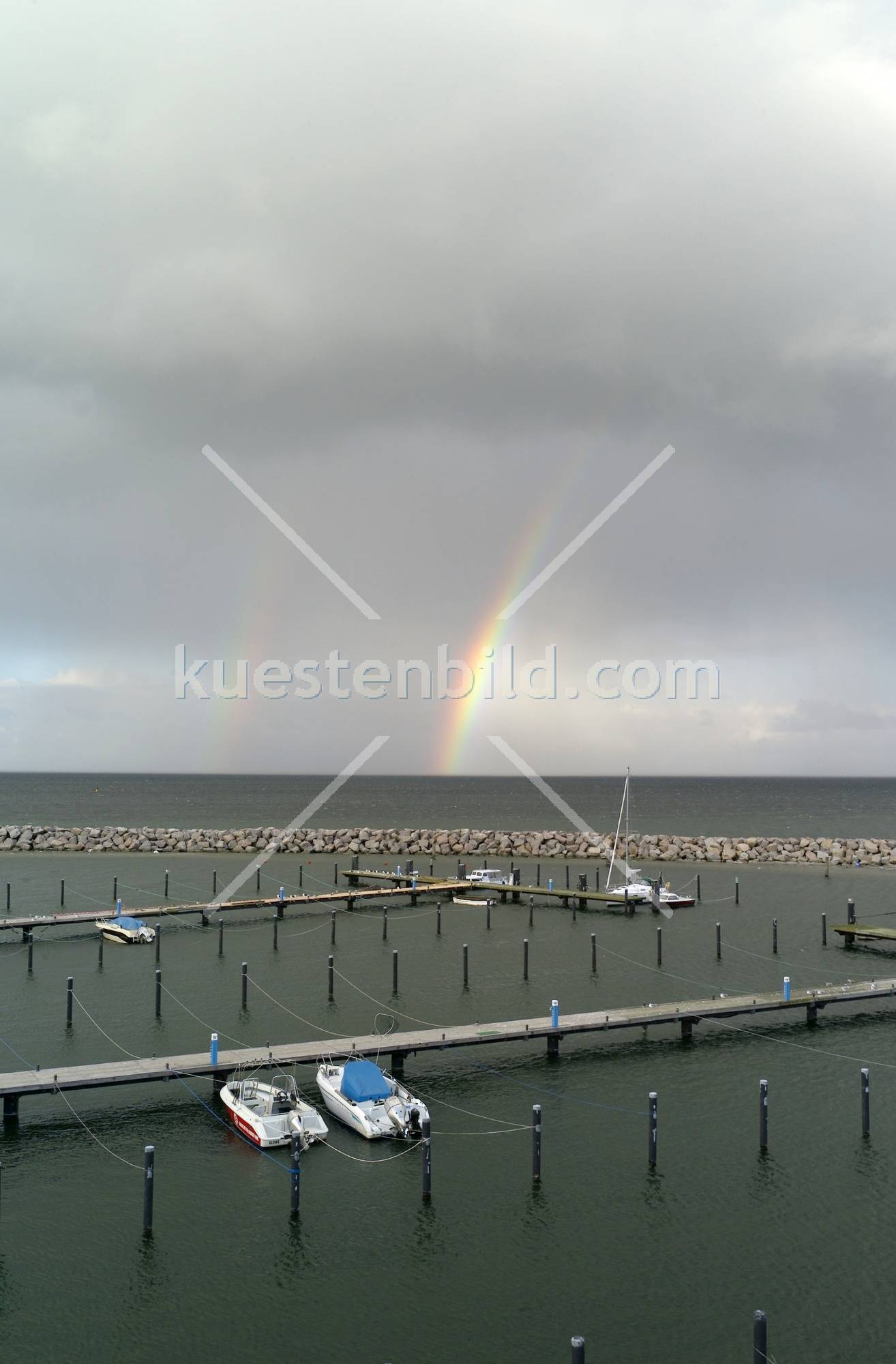 Glowe, Hafen mit Regenbogen und Steganlagen