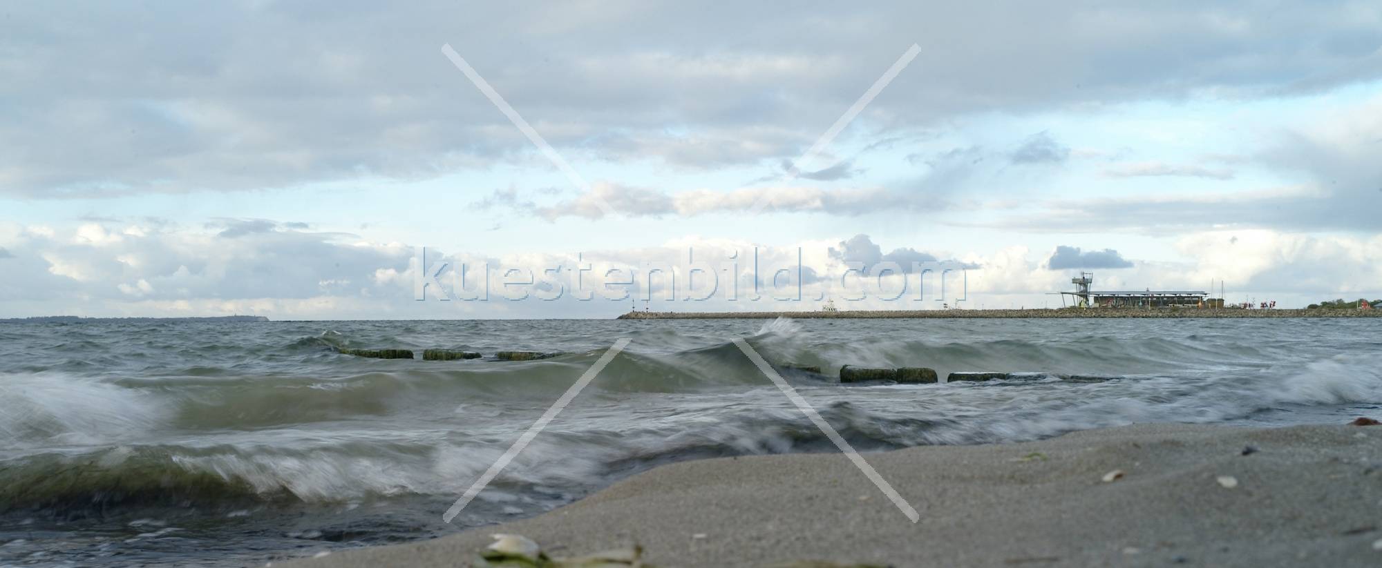 Glowe, Brandung vor Hafen