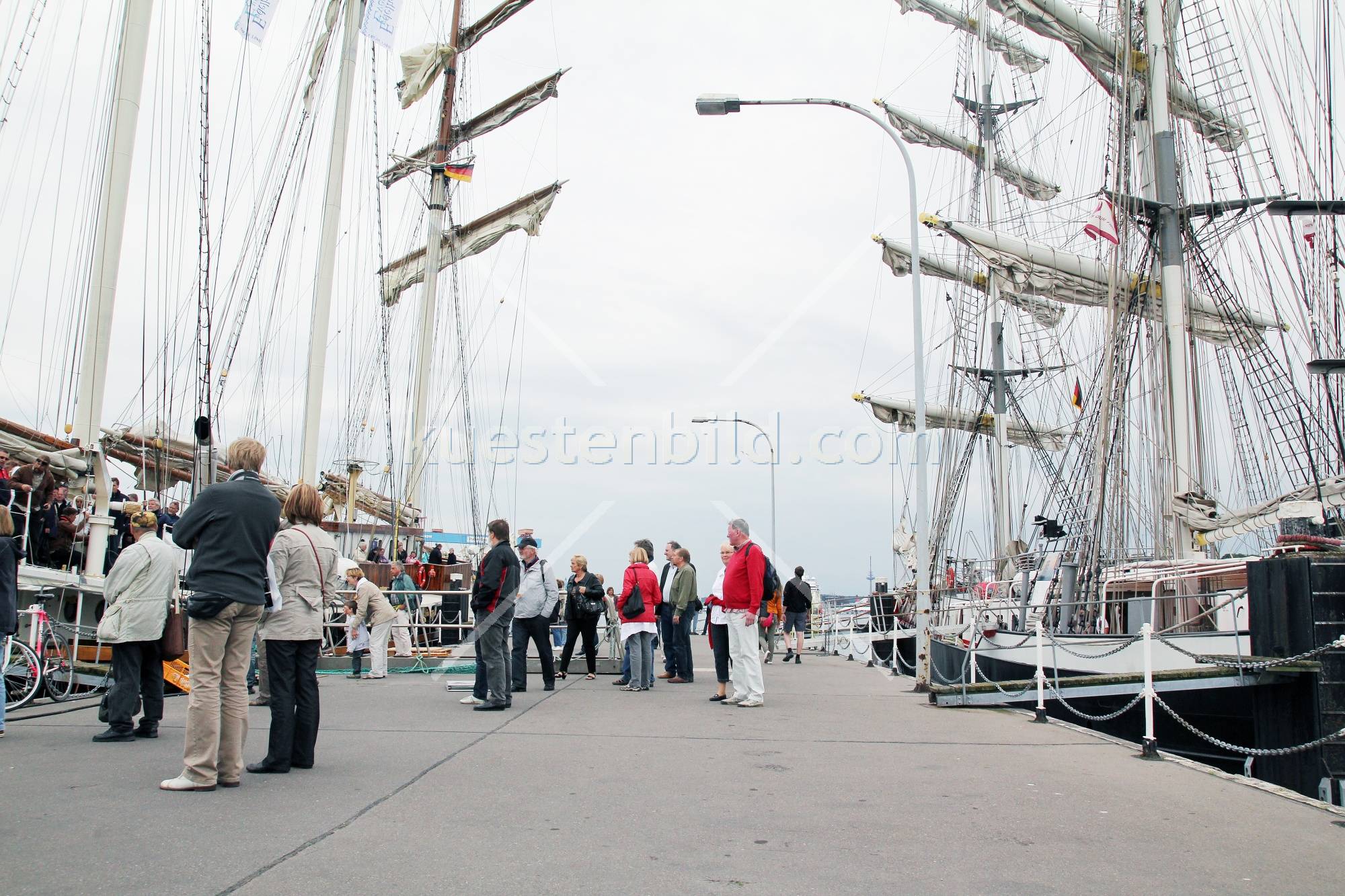Besucher vor Traditionsseglern