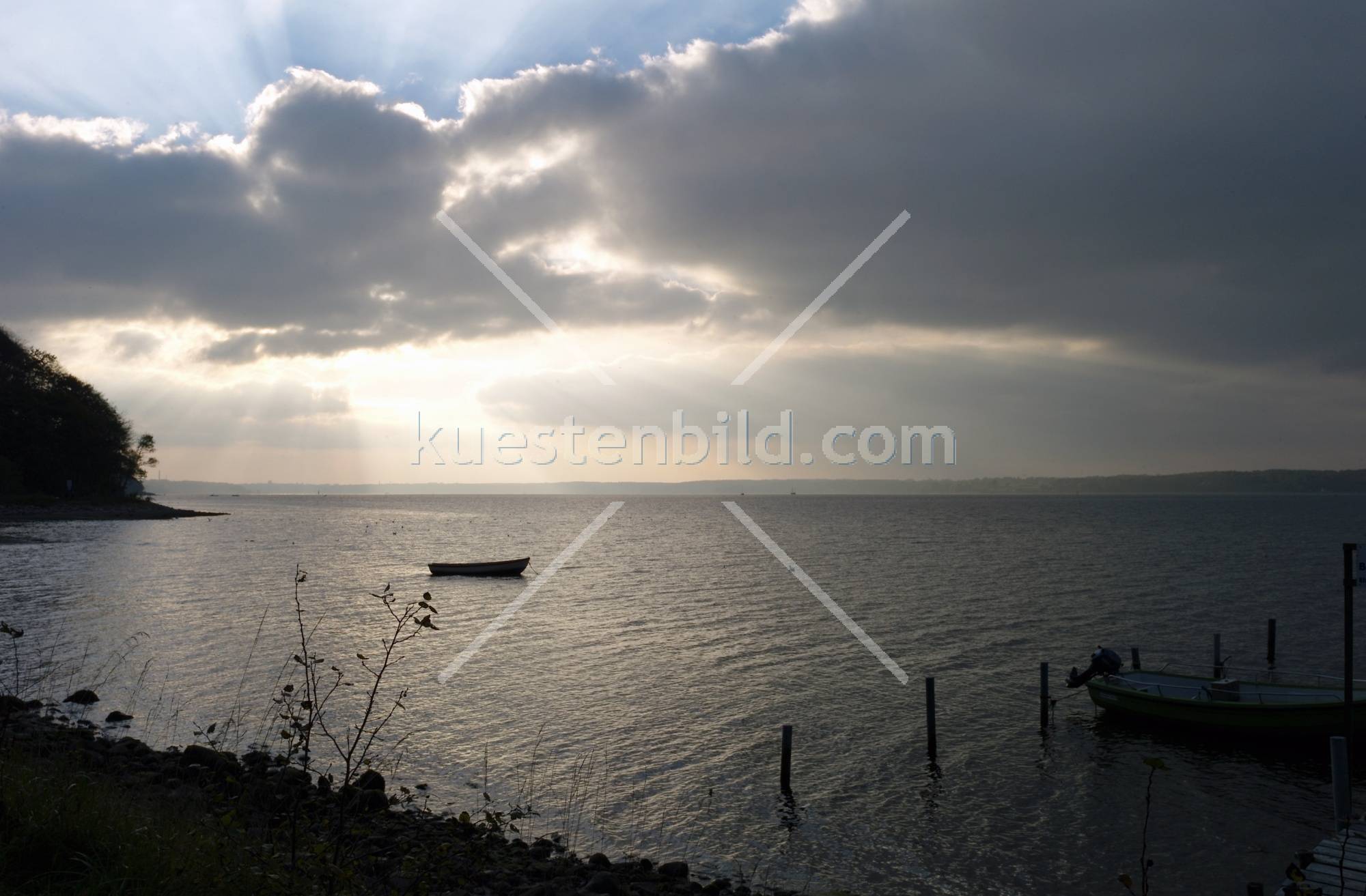 Förde, Ruderboot im Gegenlicht