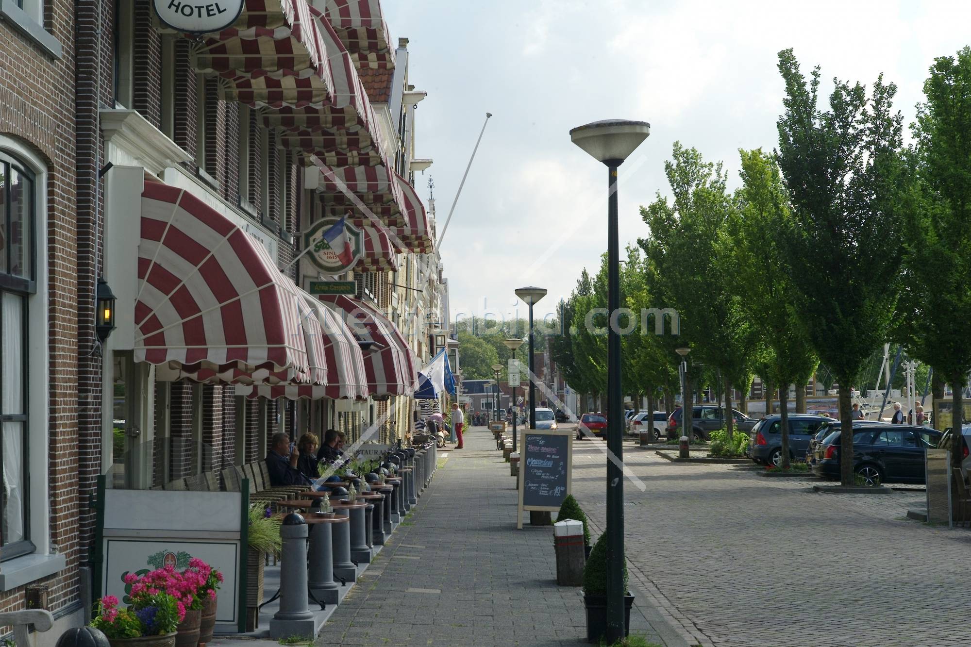 Grachtenallee mit Bistro