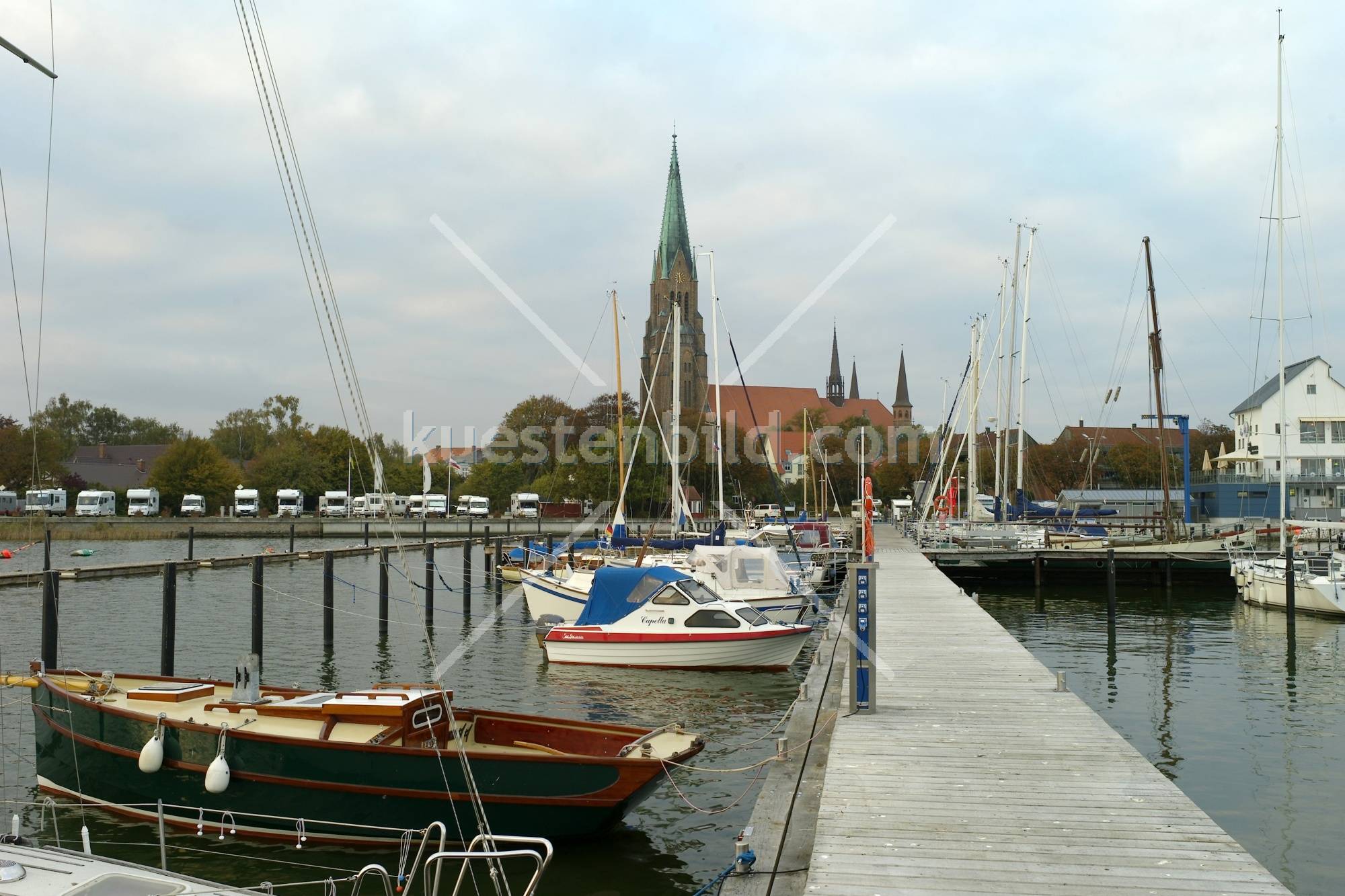 Schleswig, Bootssteg im Yachthafen mit Blick auf Dom