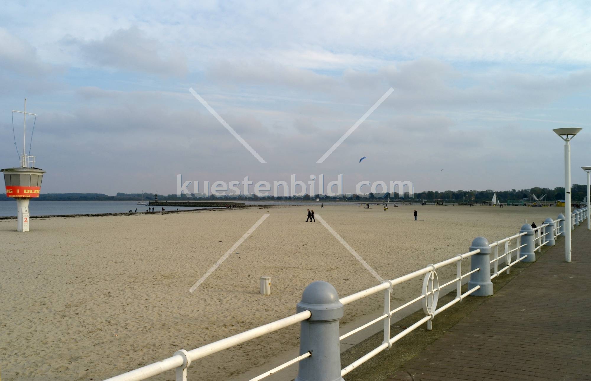Abendstrand mit DLRG-Station