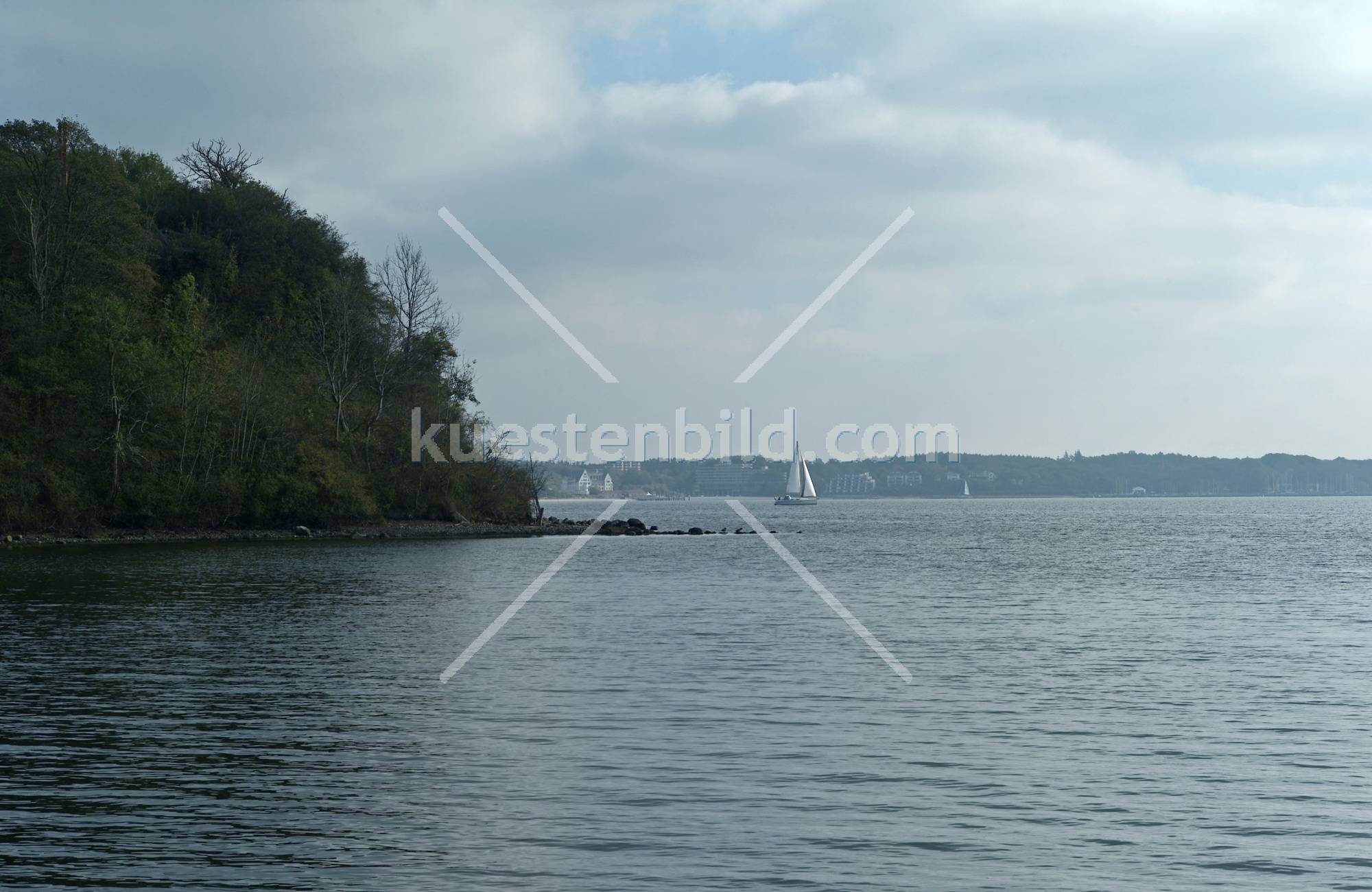 Förde, Landzunge mit Segelboot