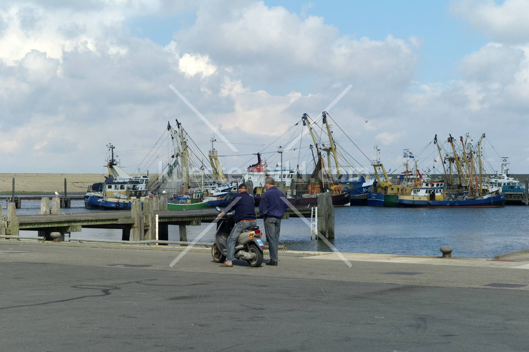 Fischereihafen, Hafenarbeiter auf dem Kai