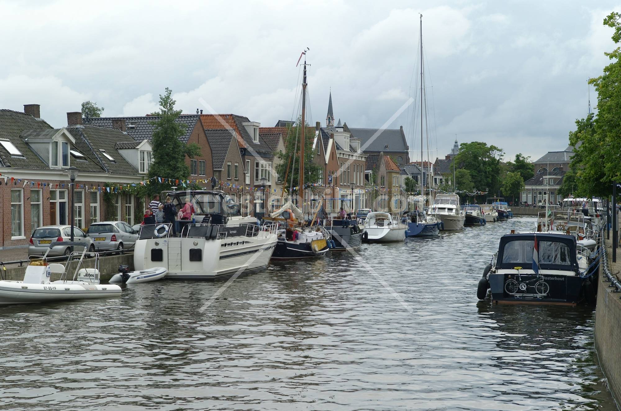 Sneek, Gracht mit Sportbooten 