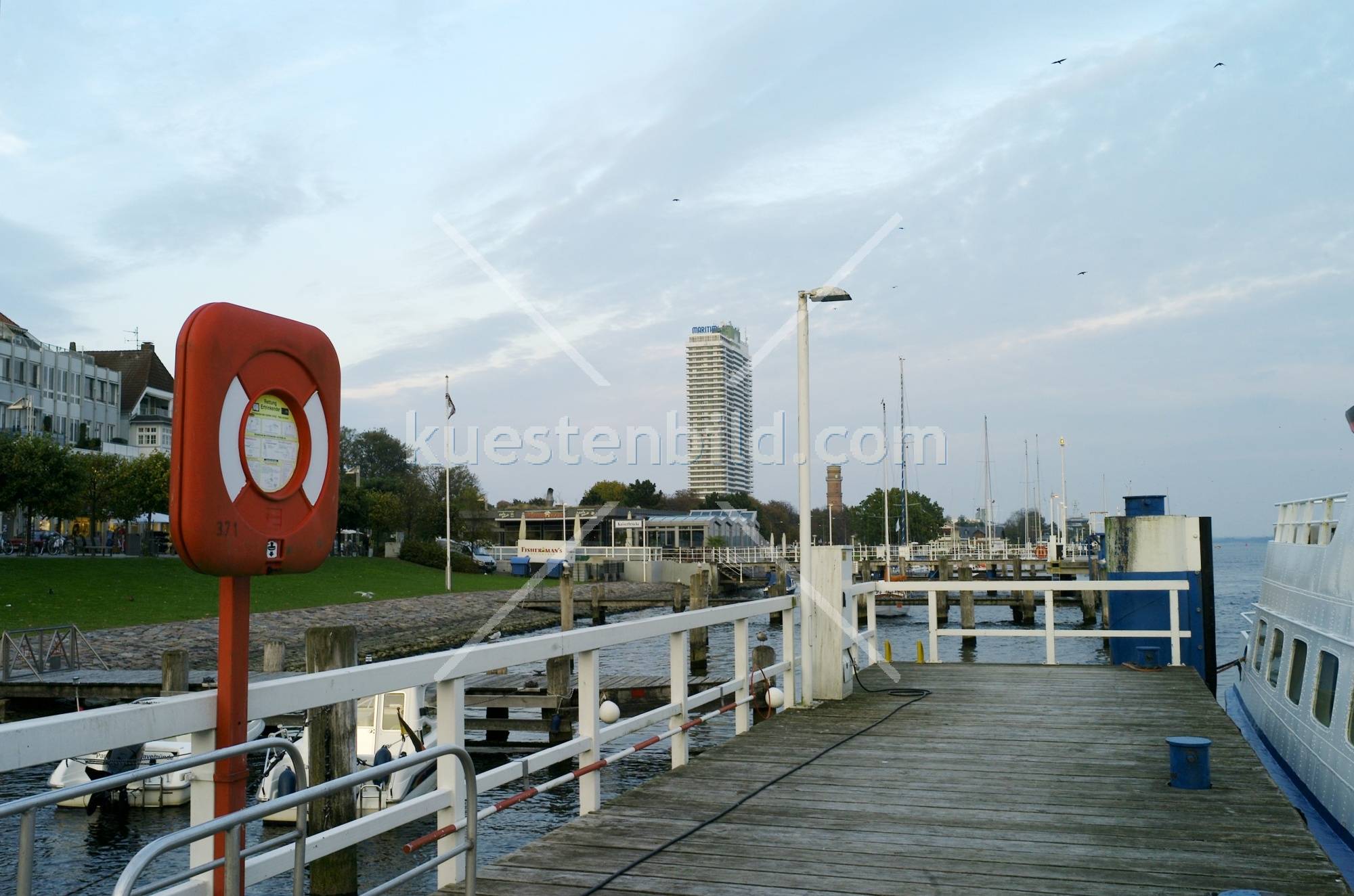 Travesteg mit Blick auf Maritimhotel