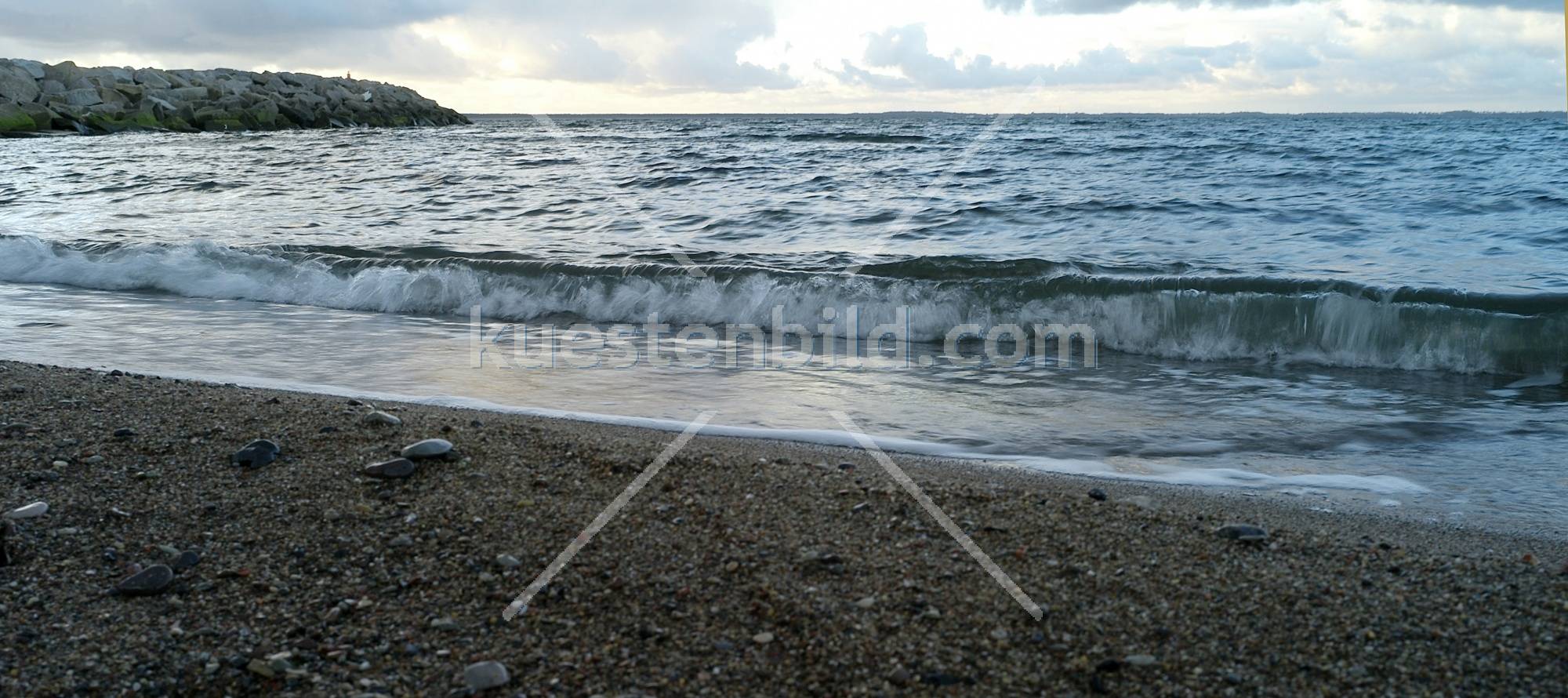 Strand mit Steinkai