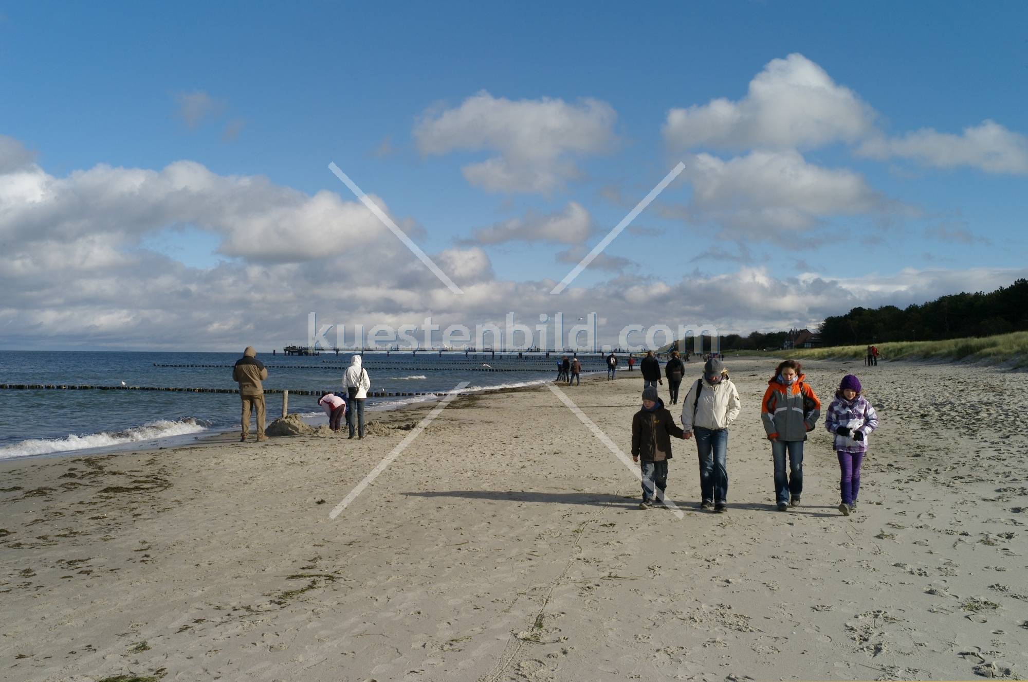 Familie am Herbststrand