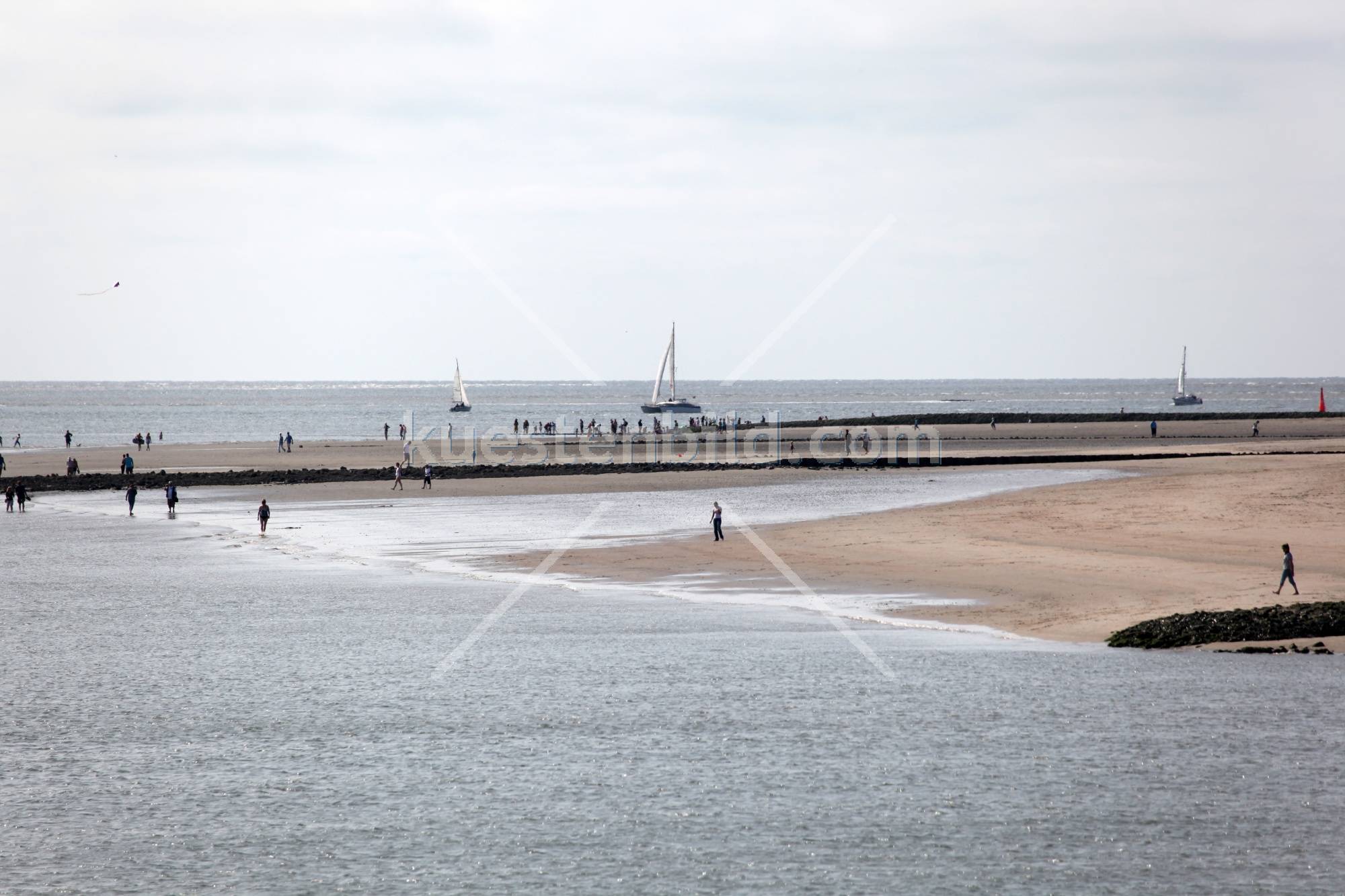 Strand vor Hafen