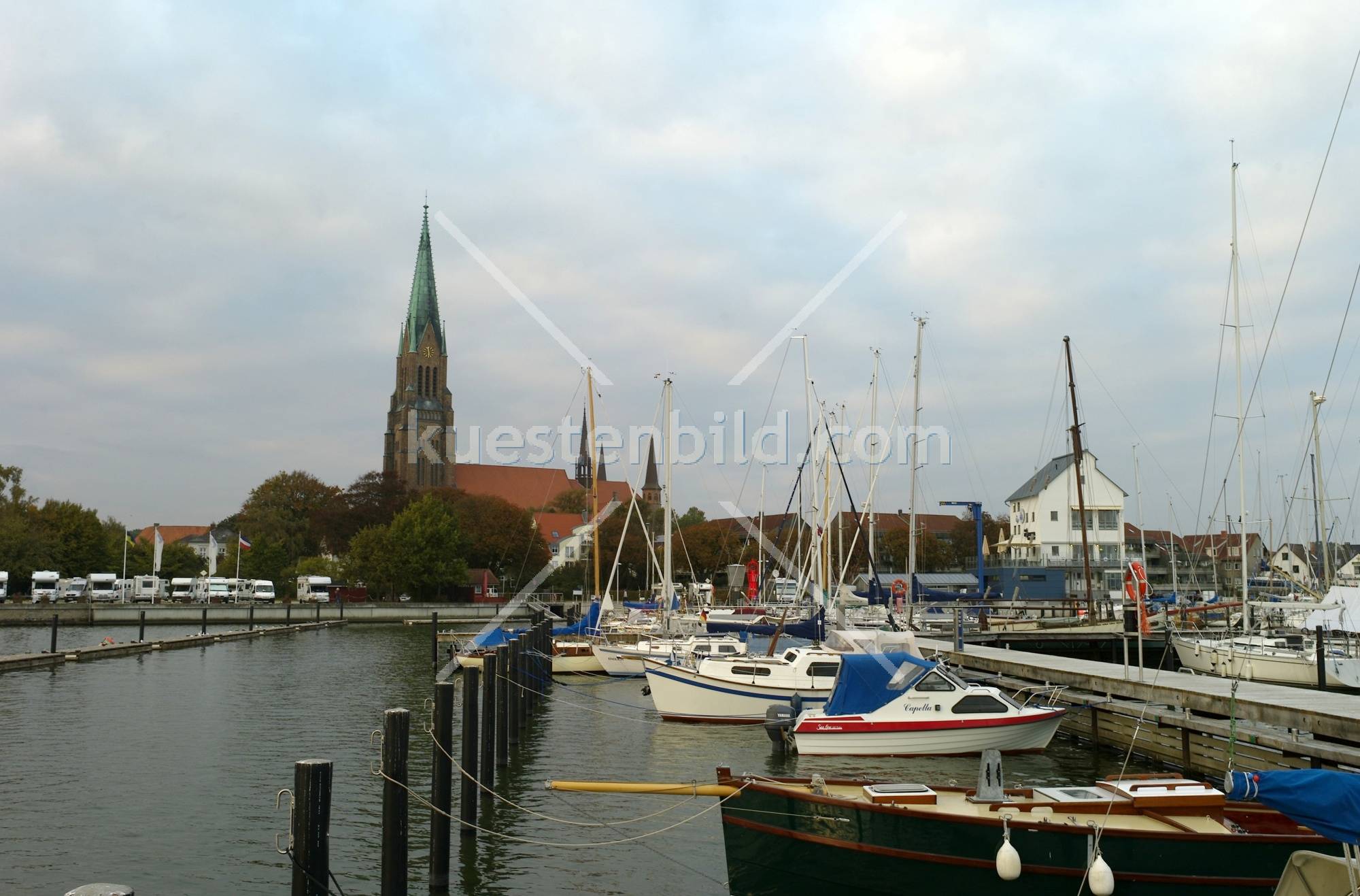 Bootssteg im Yachthafen Schleswig mit Blick auf Dom