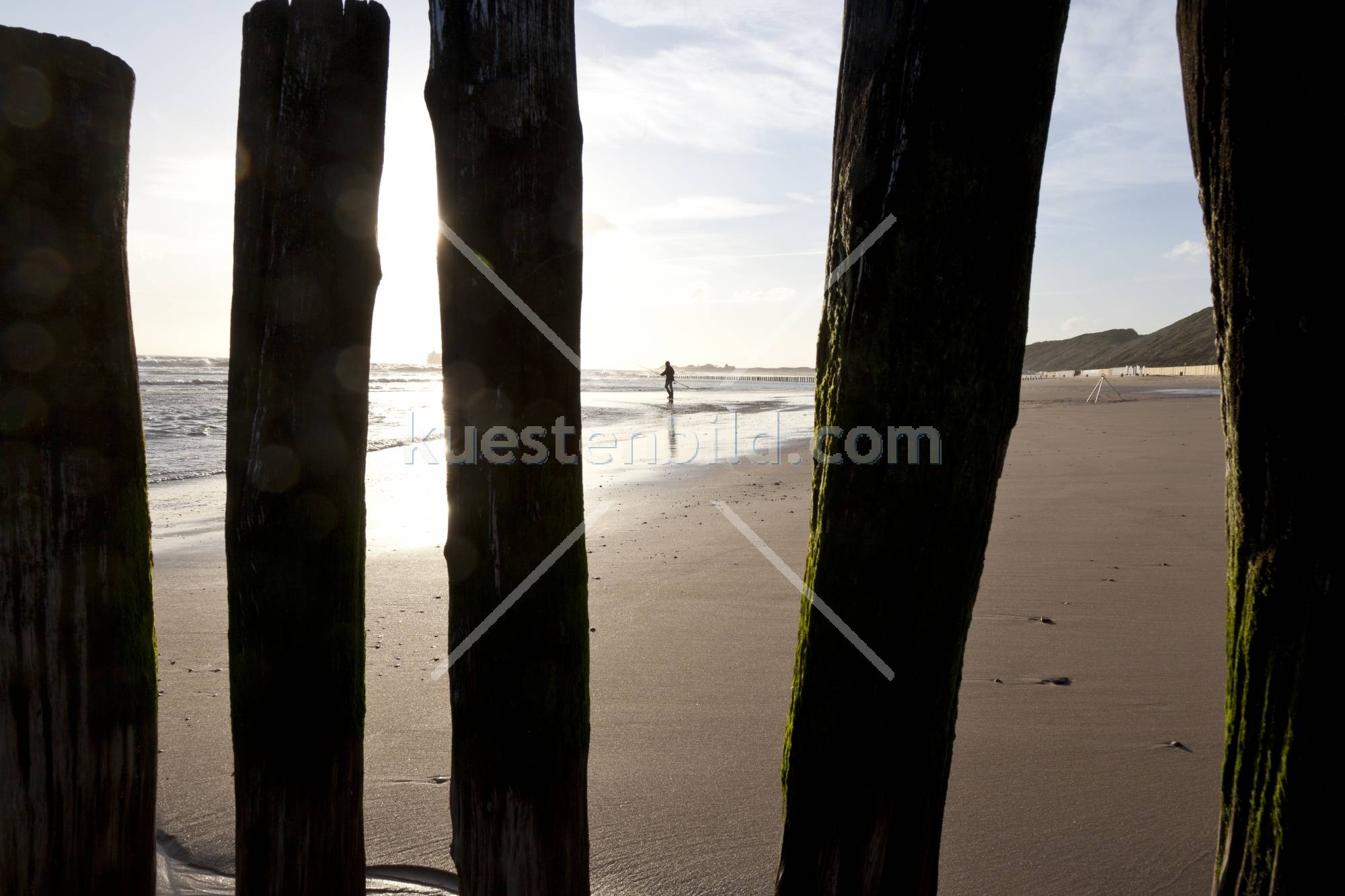 Pfhle mit Angler am Strand