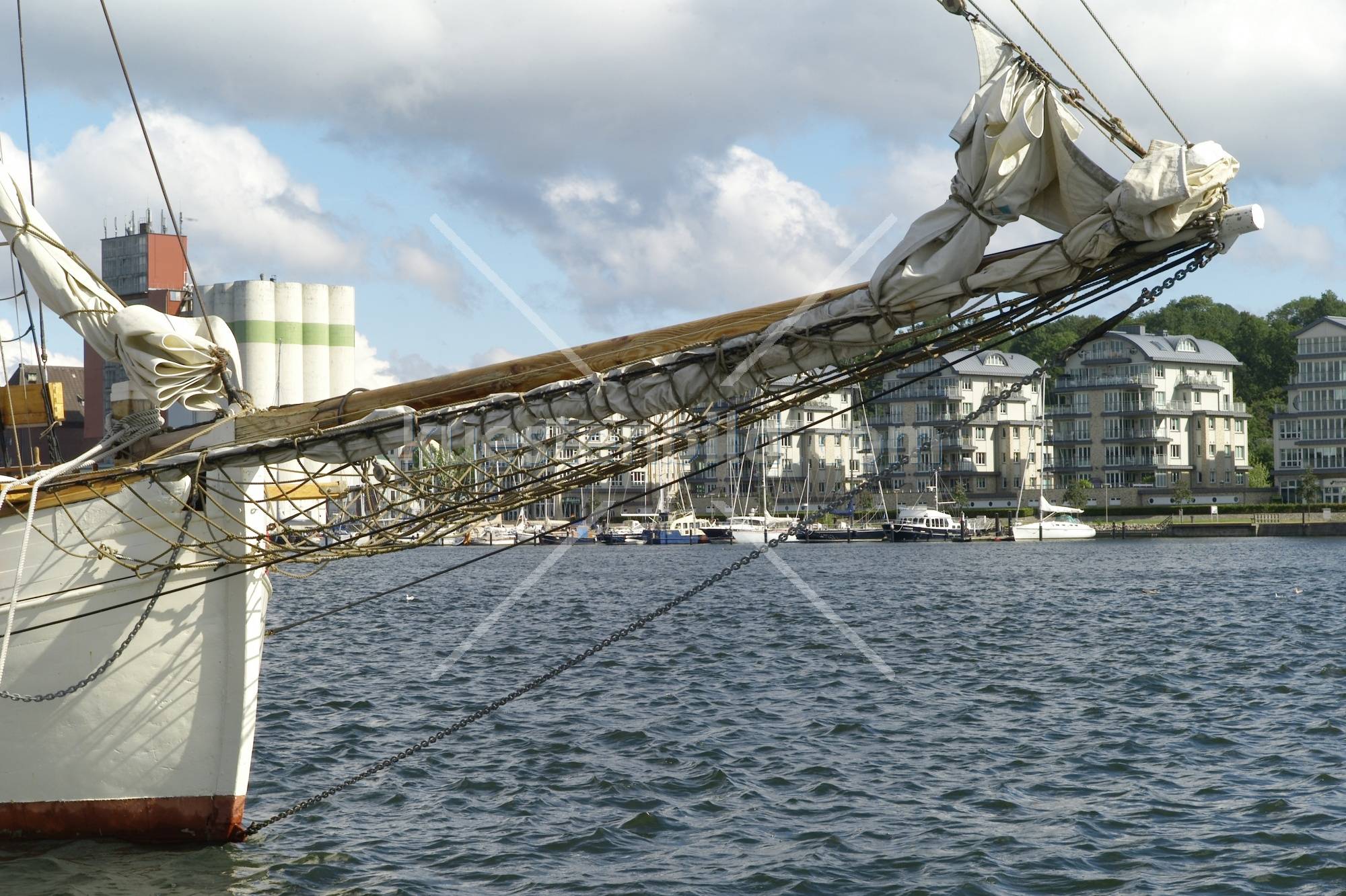 Bugspriet vor Speicherhäusern