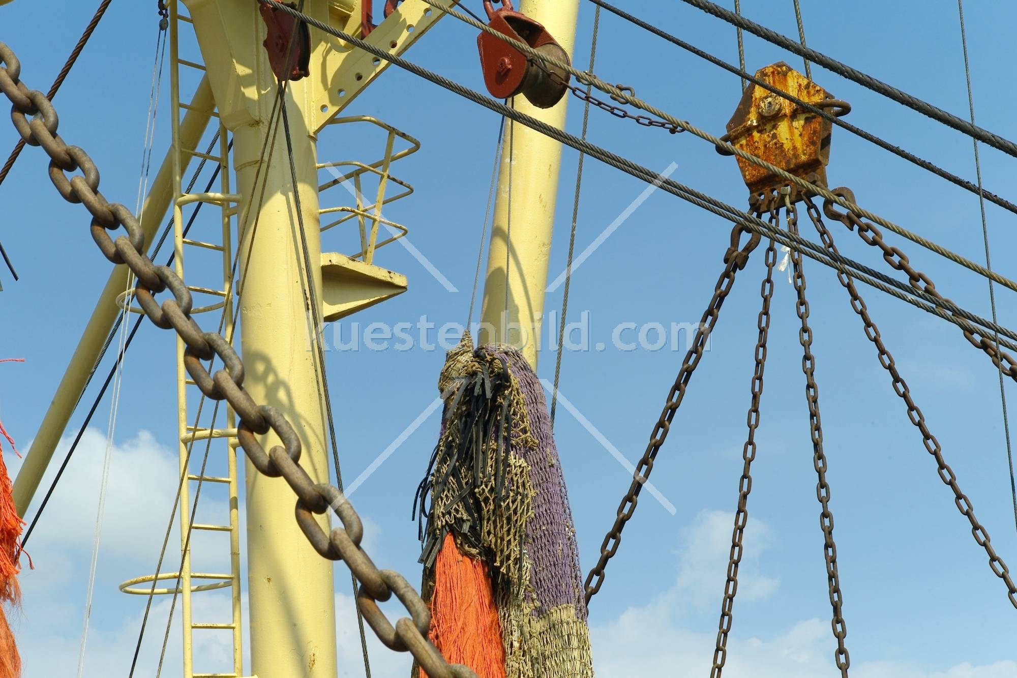 Mast mit Ketten und Netz