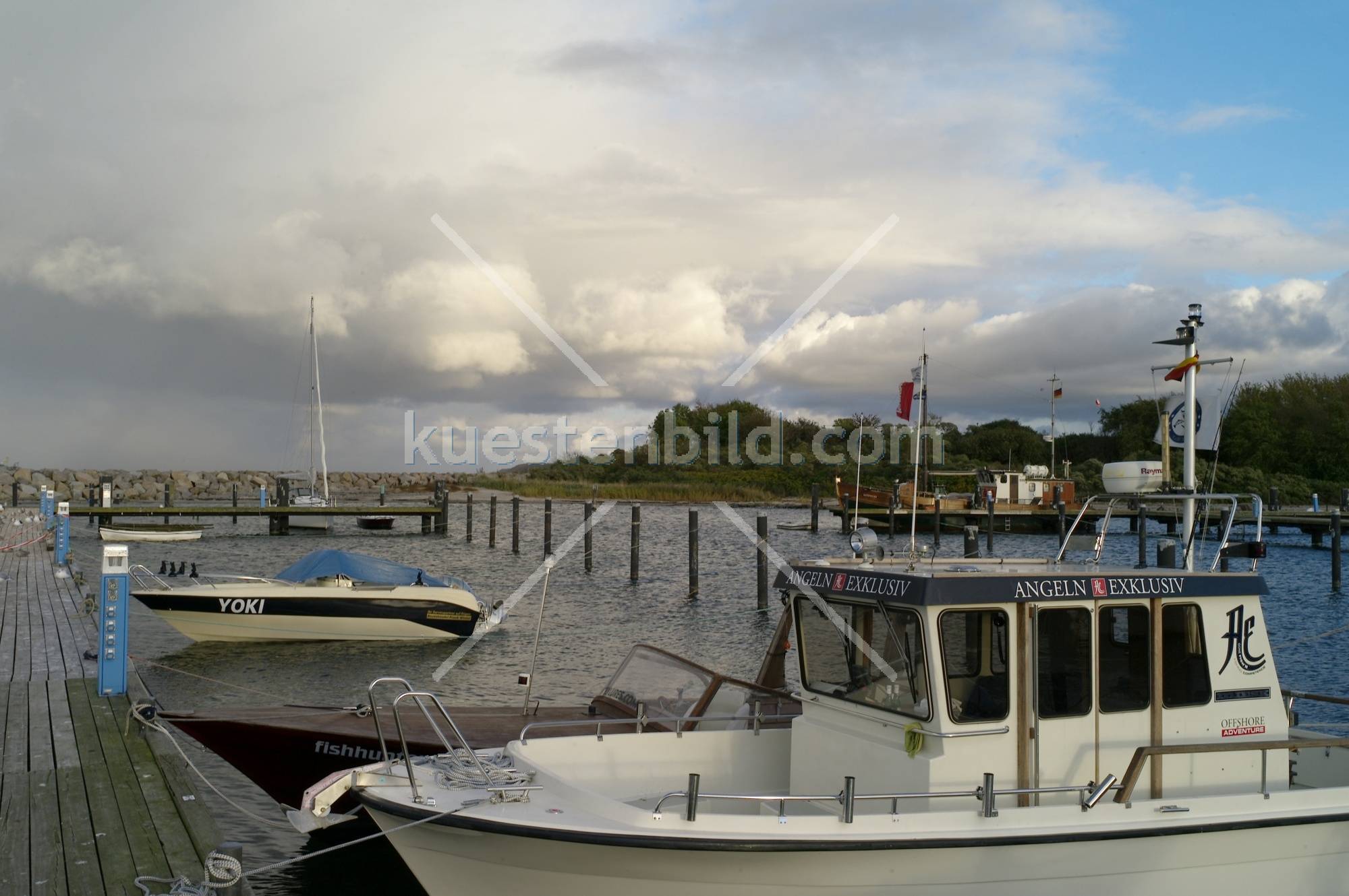 Glowe, Charterboot im Hafen