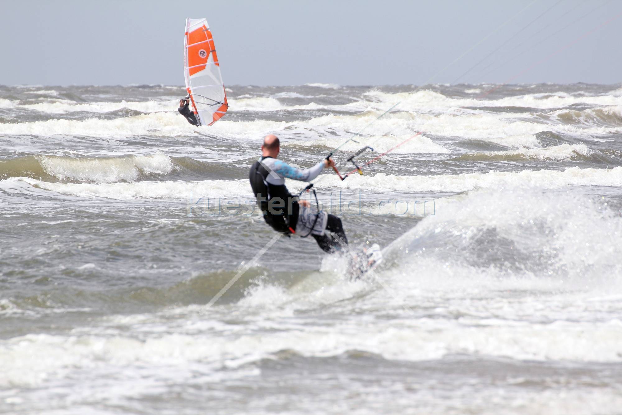Kitesurfer mit Windsurfer