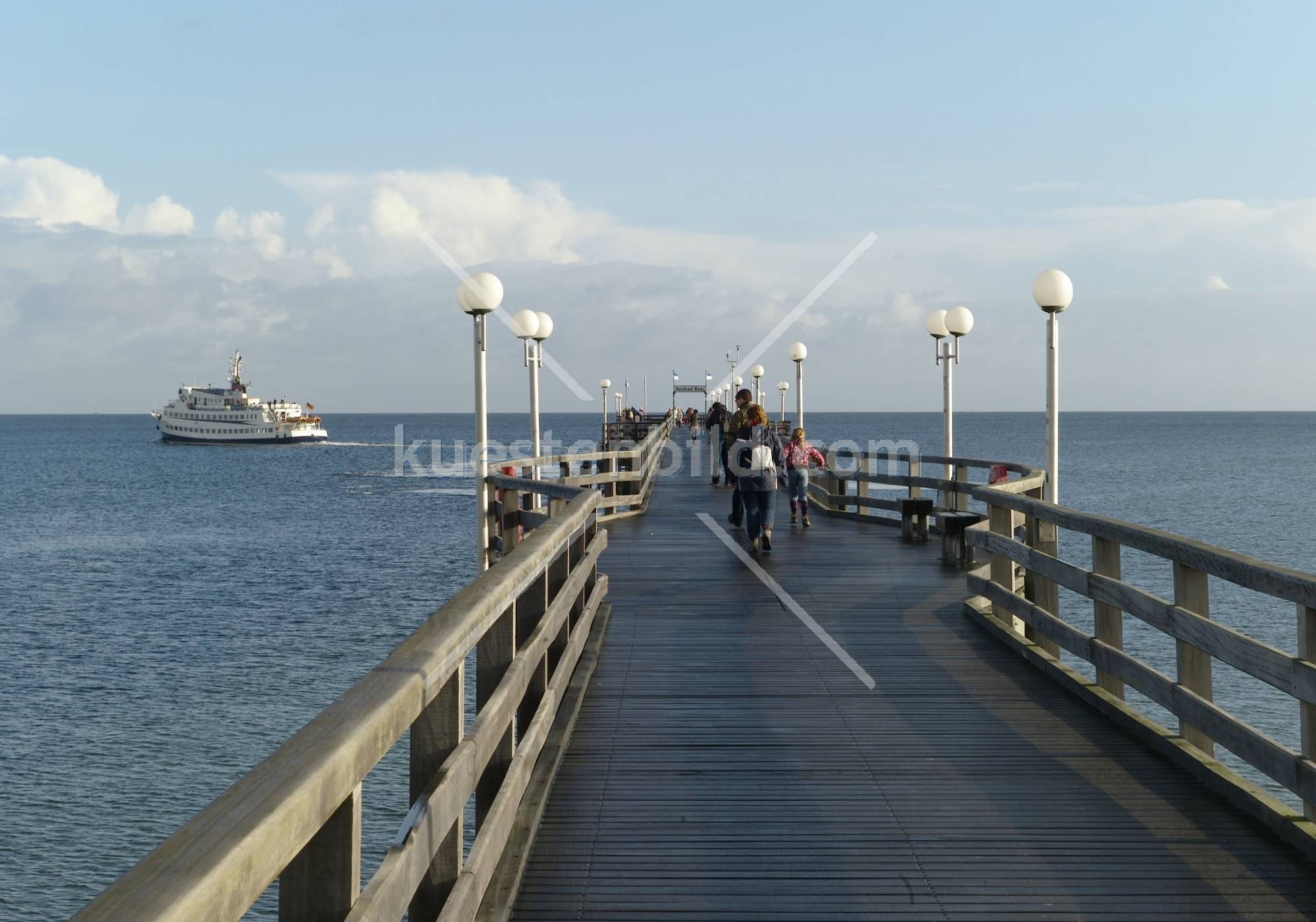 Binz, Abfahrt der Ausflugsfhre von der Seebrcke 