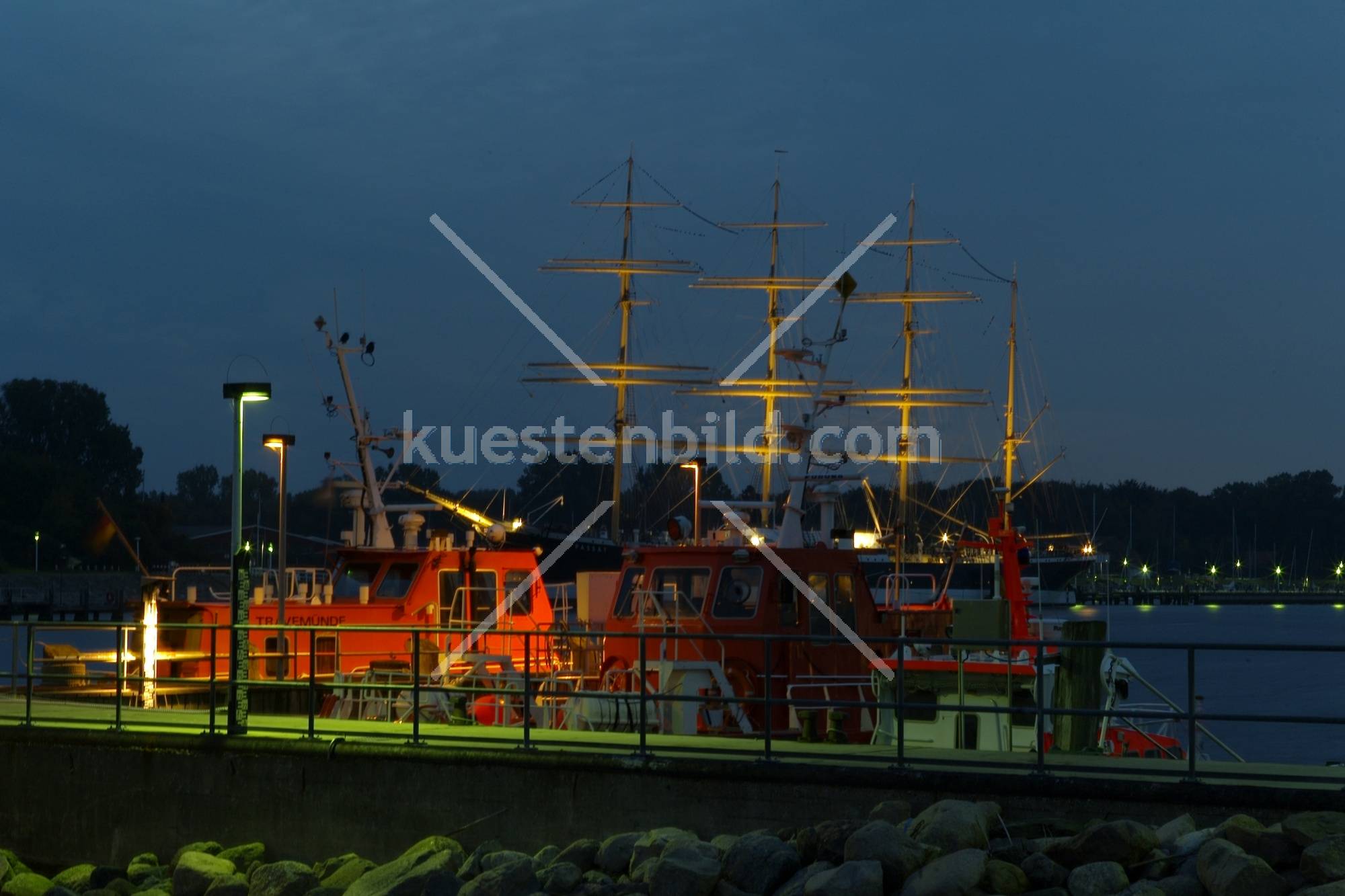 Lotsenschiffe Travemünde vor Passat