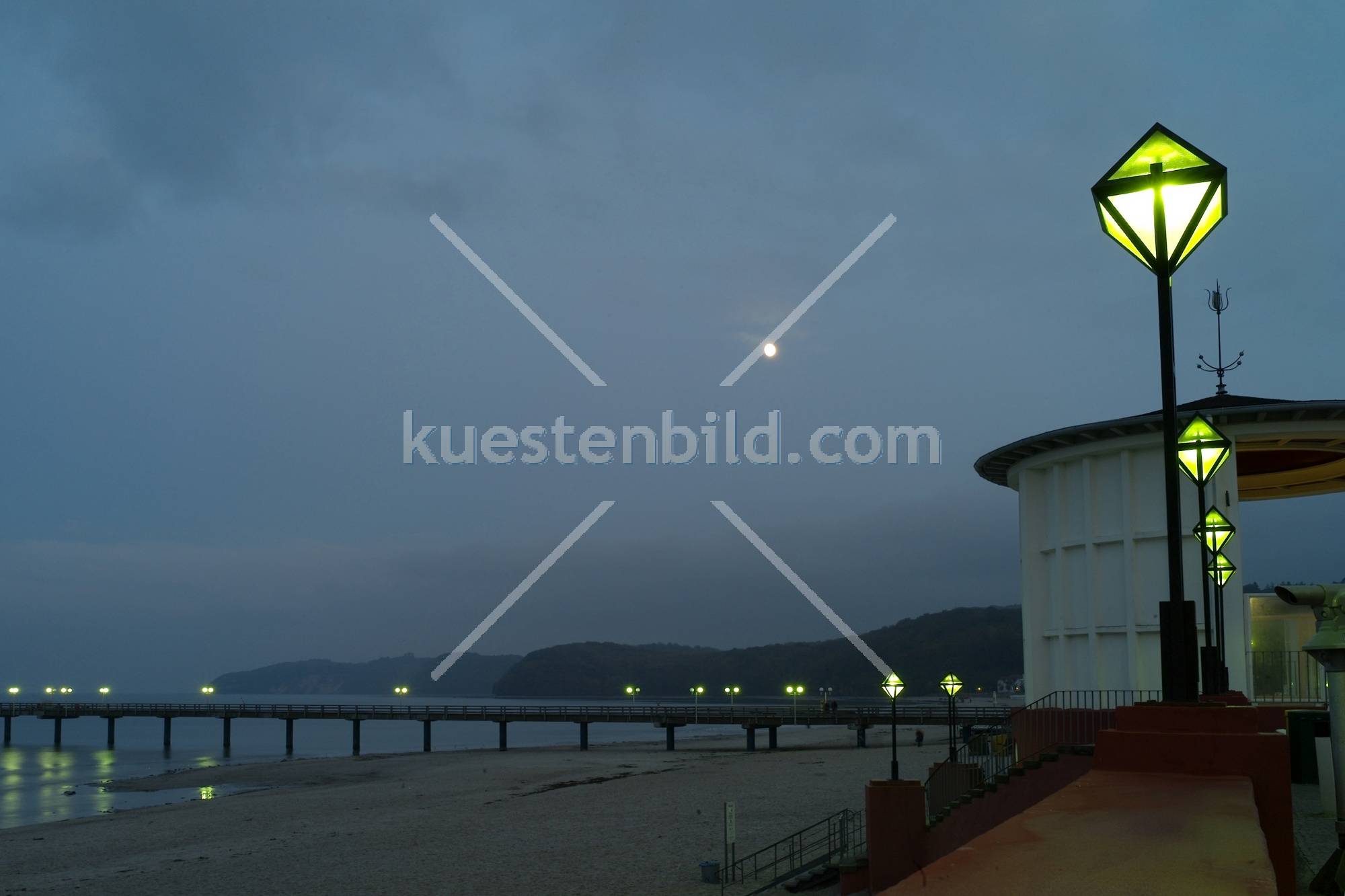 Binz, Promenade mit Seebrücke im Mondlicht