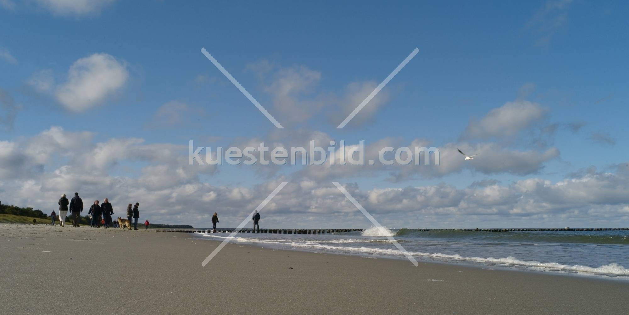 Strand mit Spaziergängern