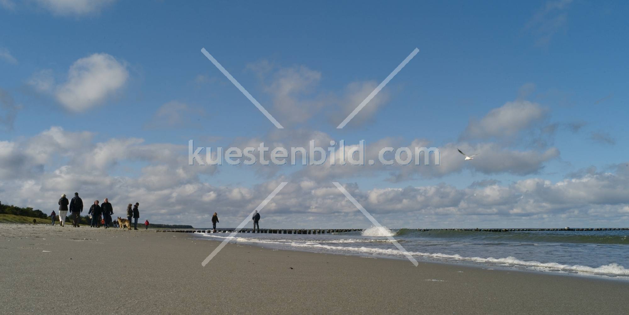 Strand mit Spaziergngern 