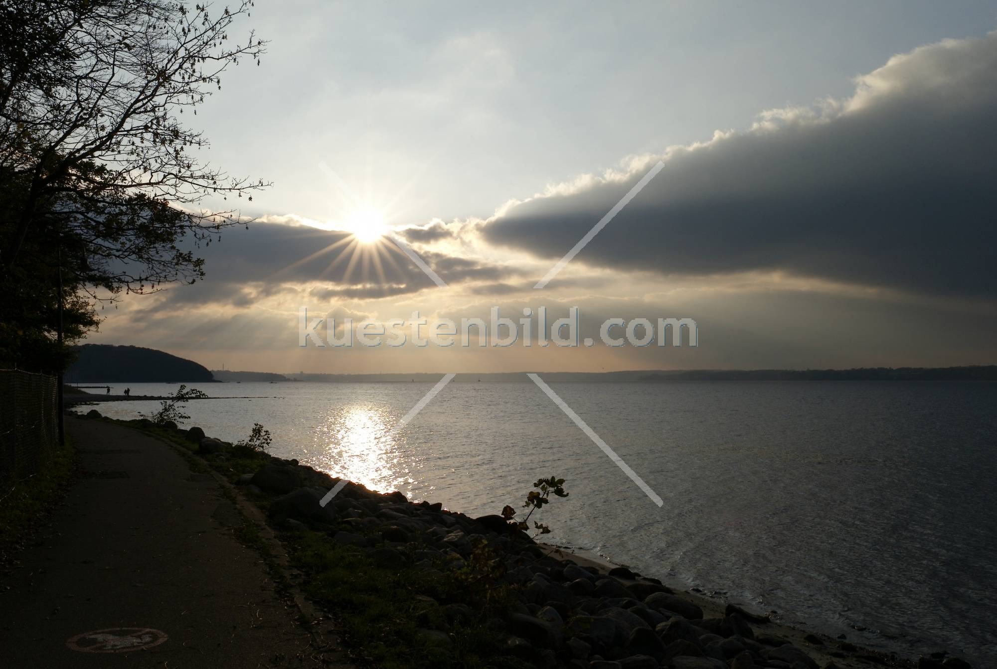 Förde, Uferpromenade im Gegenlicht