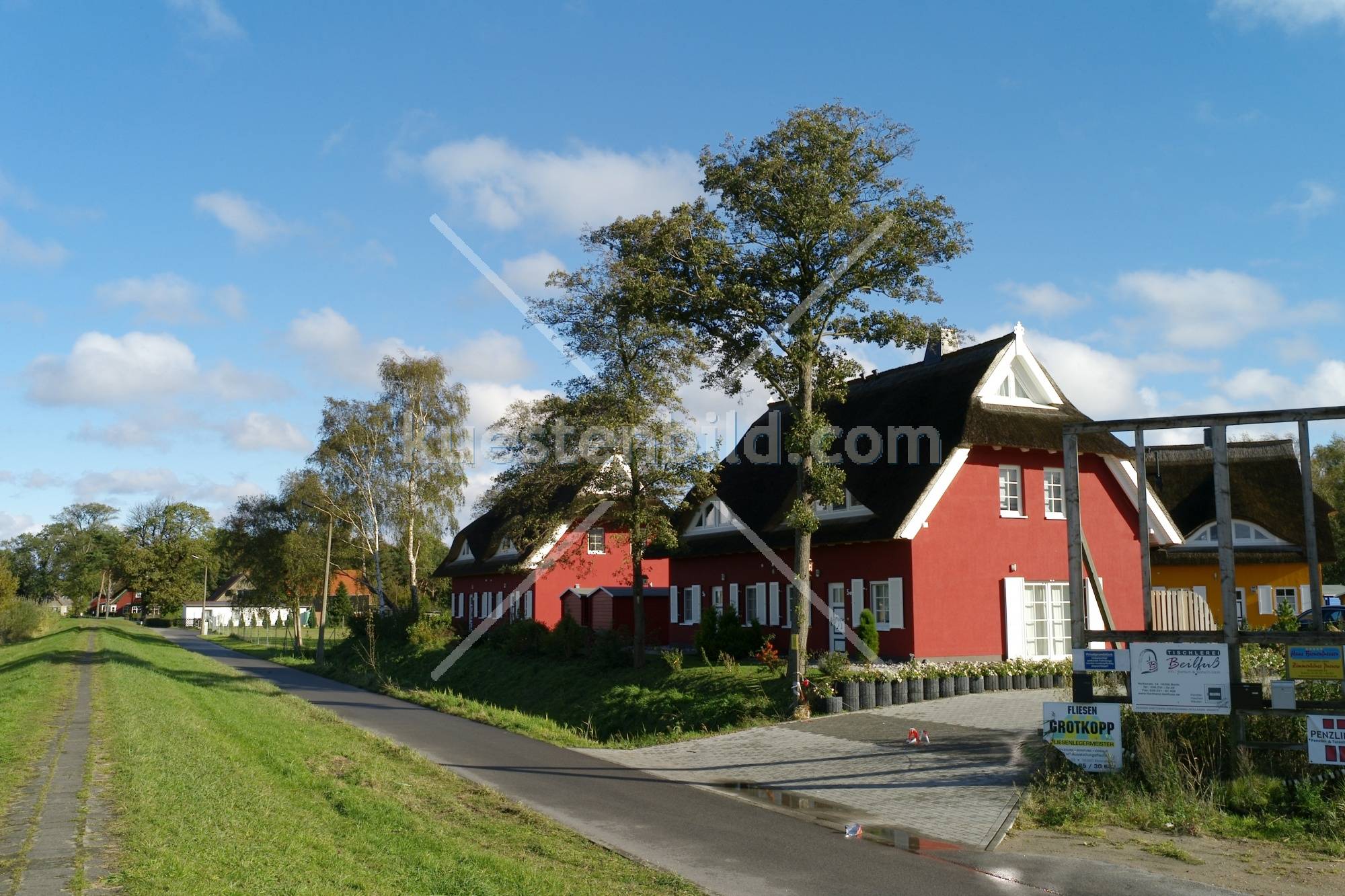 Deich mit Holzhäusern in Prerow