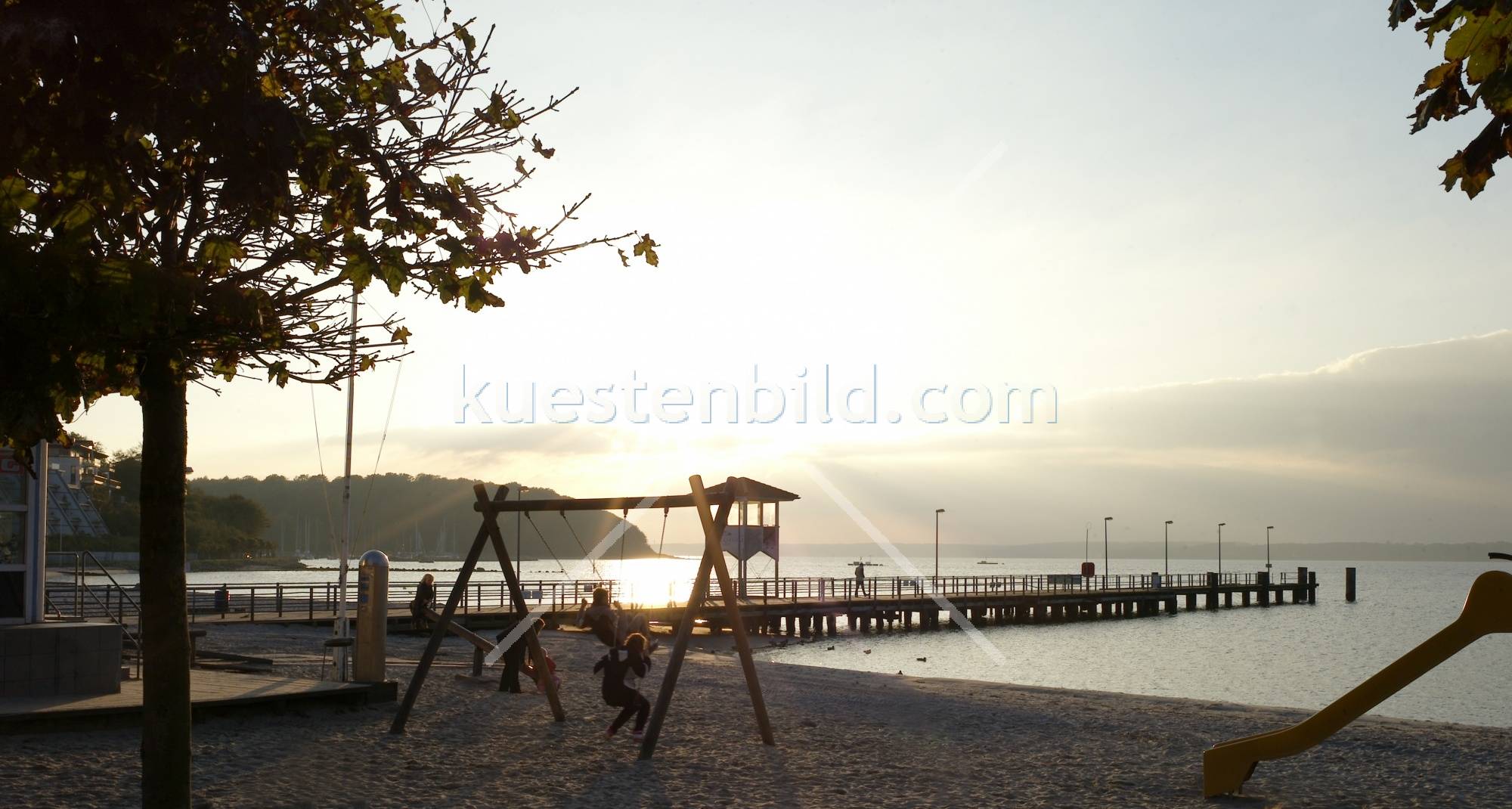 Glcksburg, Strandspielplatz in der Abendsonne