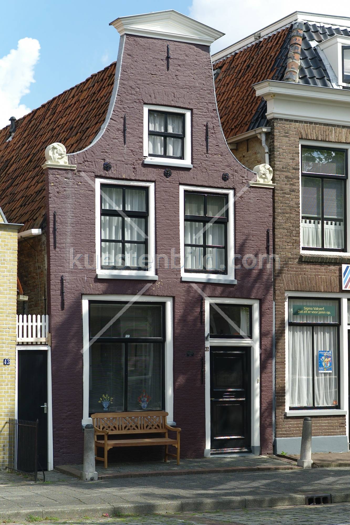 Hausgiebel mit Bank
