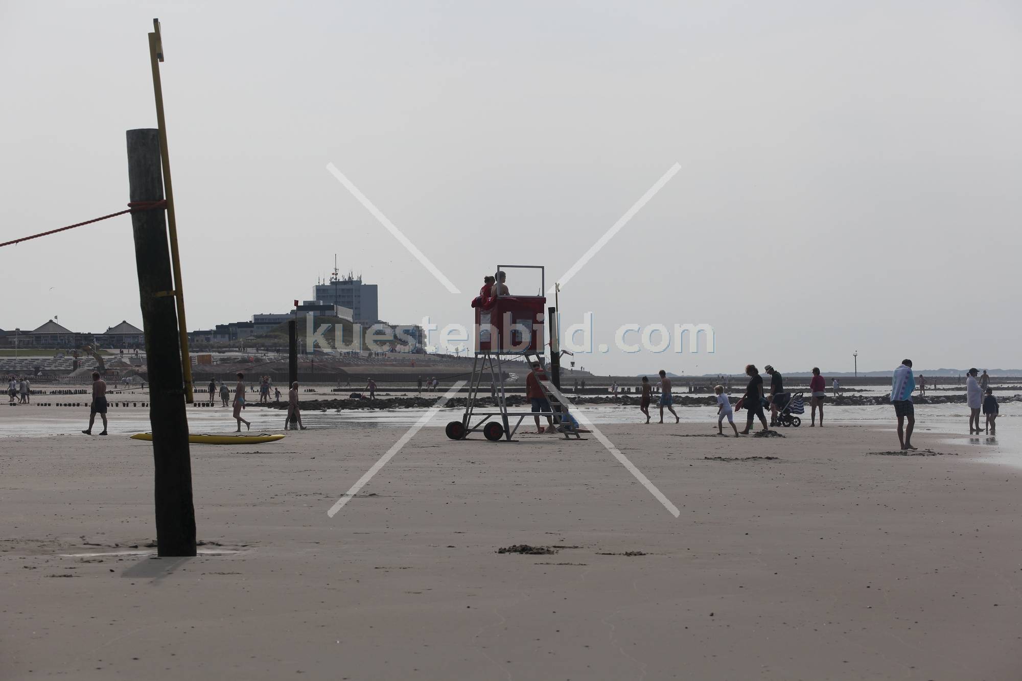 Strand mit Lebensrettern