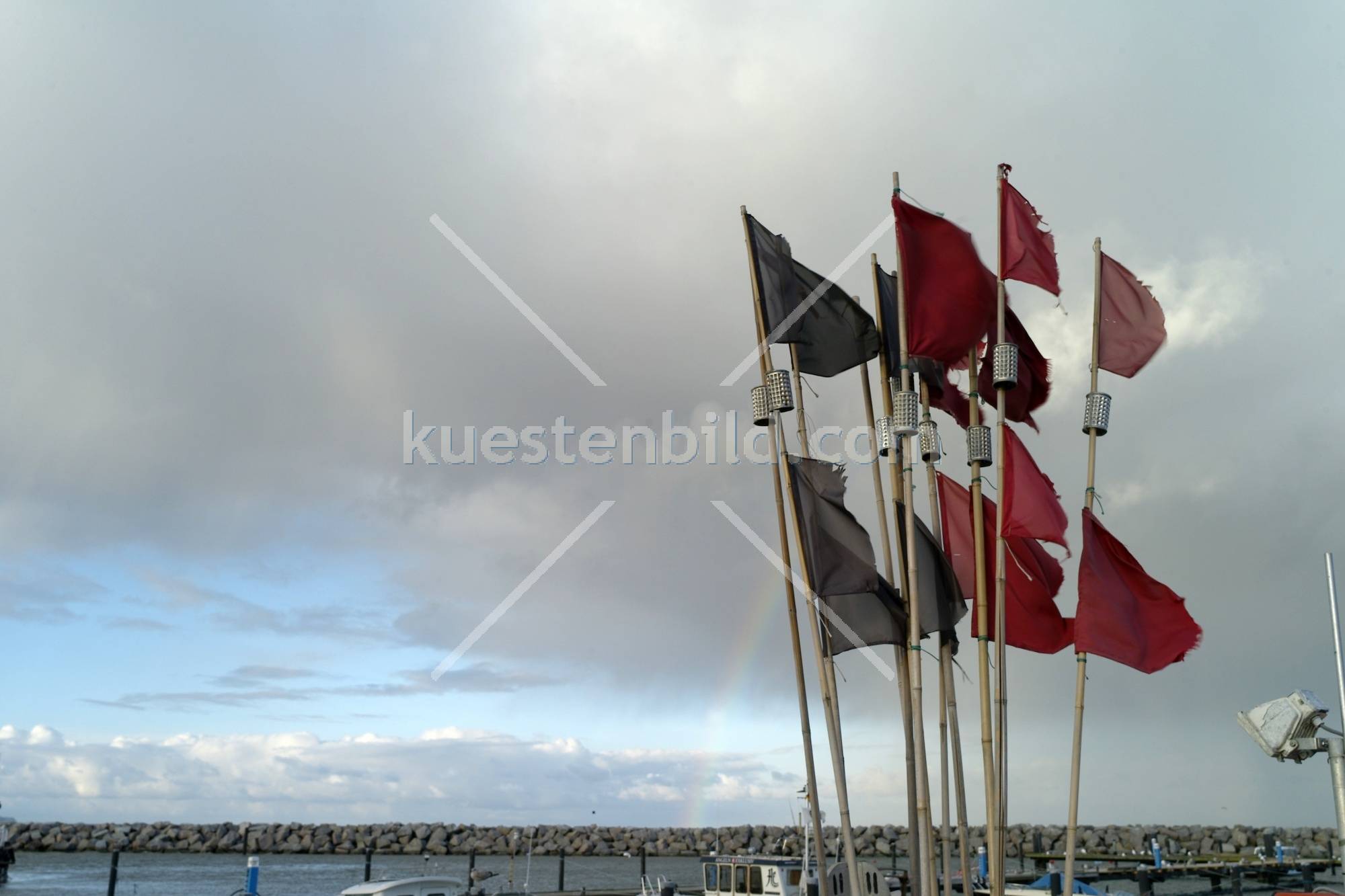 Glowe, Fischerflaggen vor Wolkenhimmel