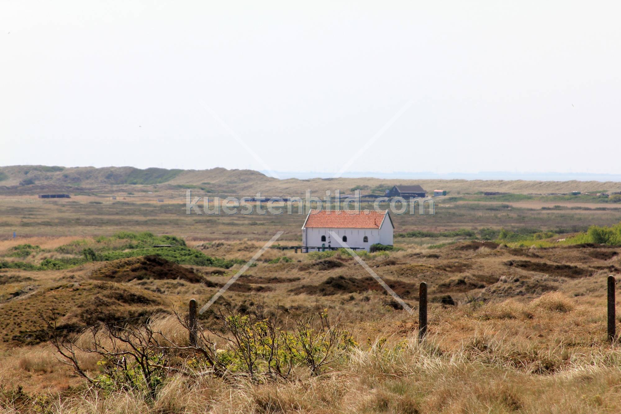 Rettungsstation in Dünenlandschaft