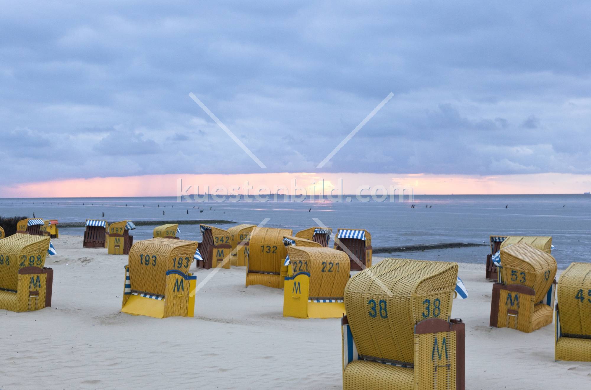 Sonnenuntergang mit Strandkrben