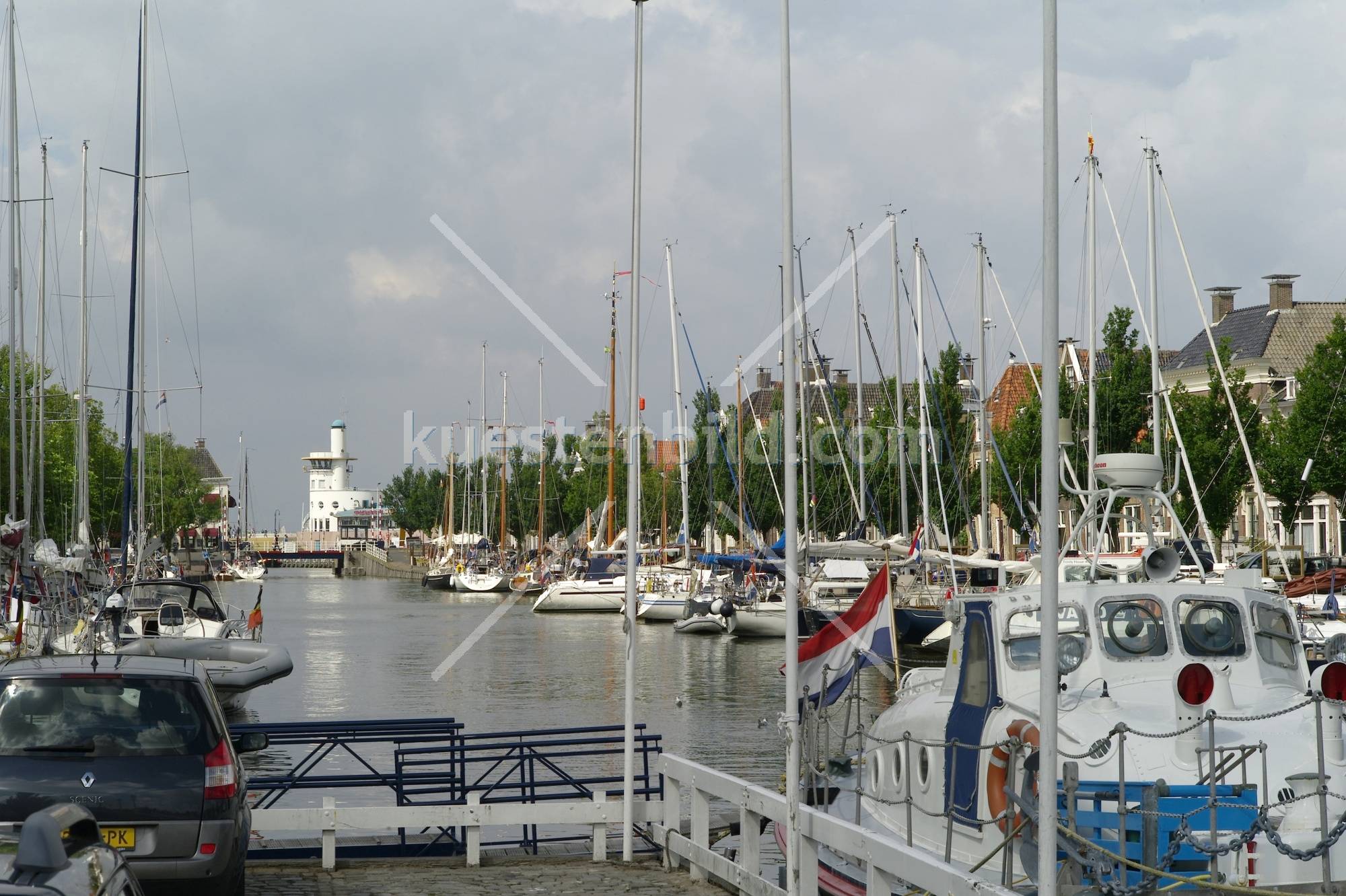 Blick durch den Hafen zum Hafentower