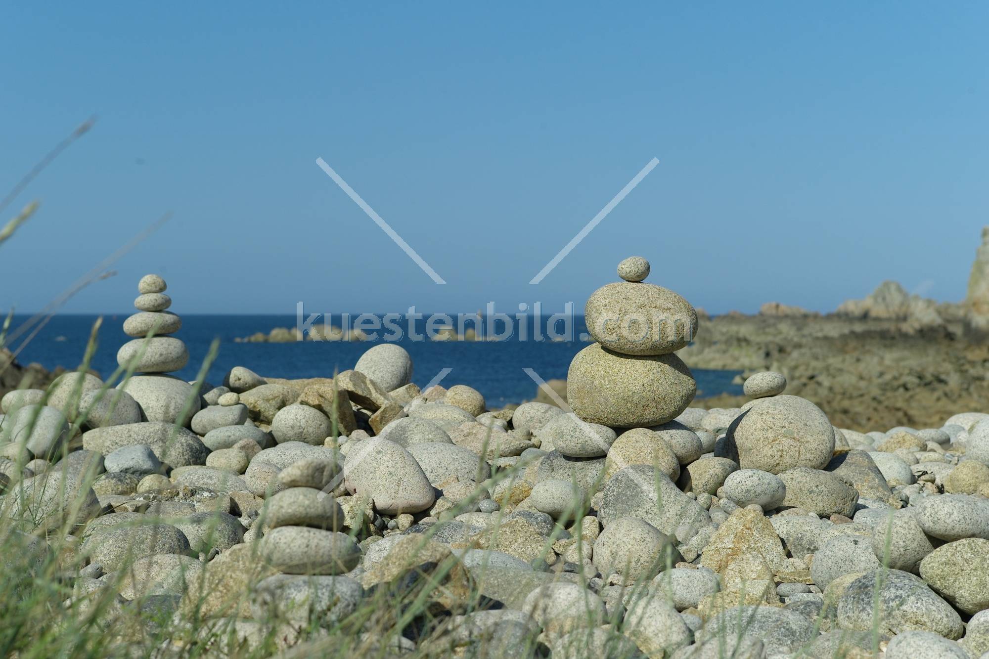 Steinskulpturen am Meer
